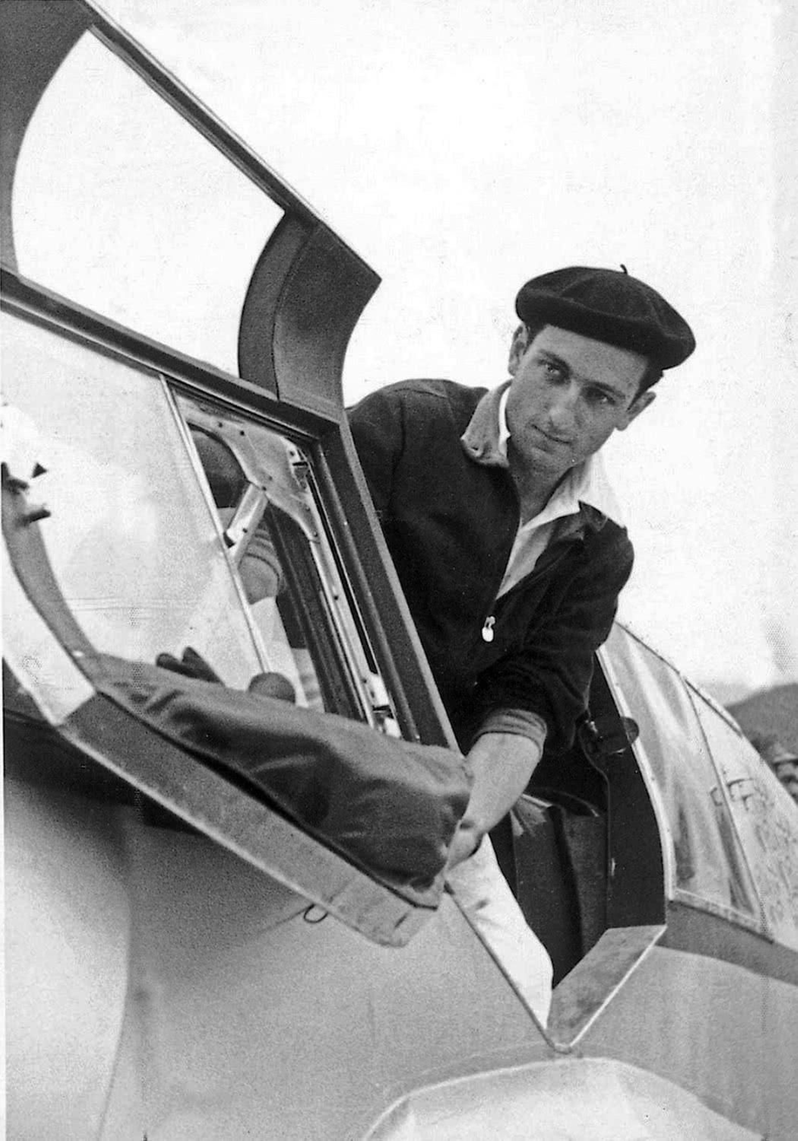 Juan Ignacio Pombo, en la avioneta con la que cruza el Atlántico en solitario. Juan Ignacio Pombo, en la avioneta con la que cruza el Atlántico en solitario.