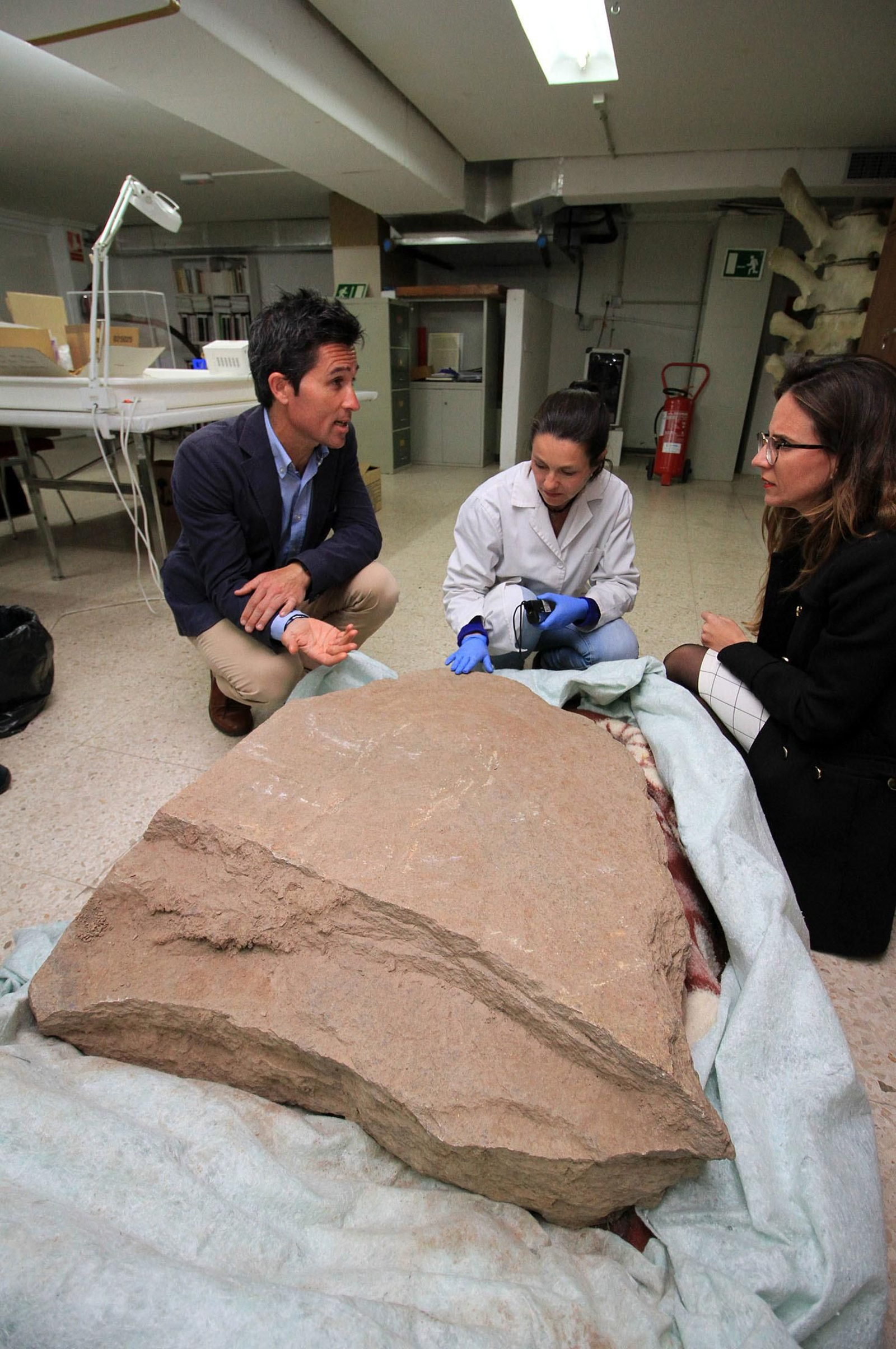 Imágenes de la llegada al museo de Huelva de la estela de cerca de 5.000 años de antigüedad hallada en Cañaveral de León
