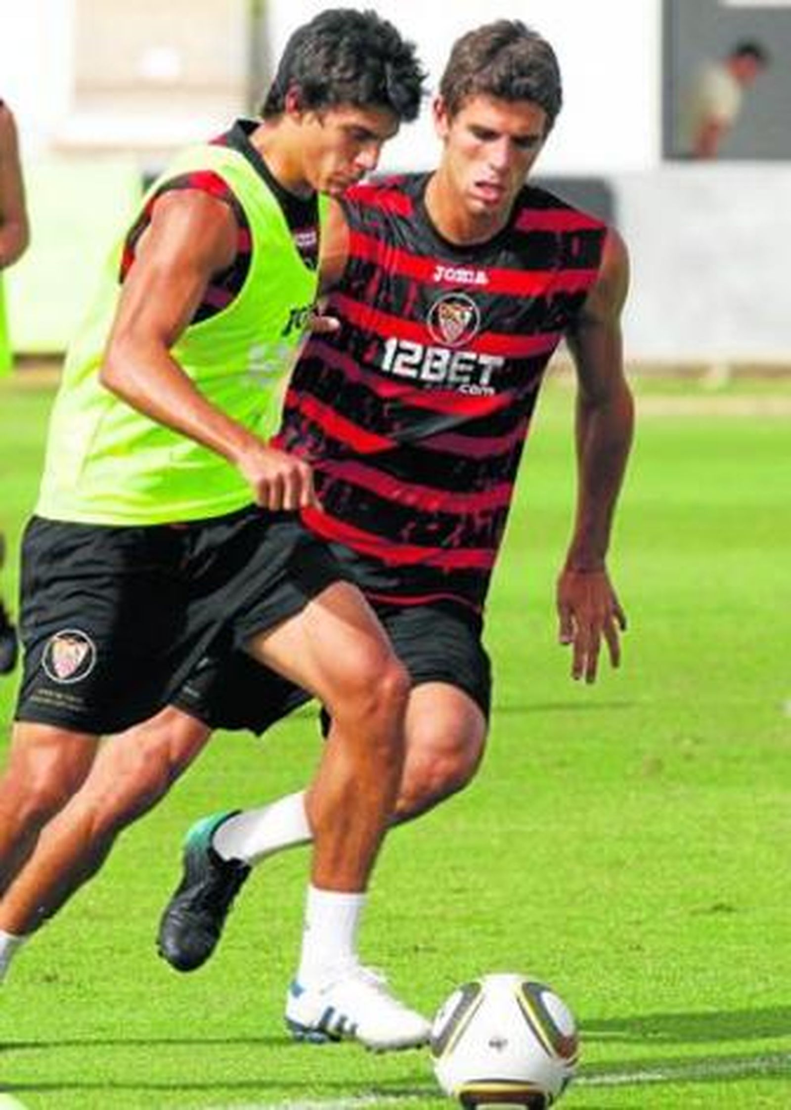 Perotti conduce el balón perseguido por Fazio durante un entrenamiento.