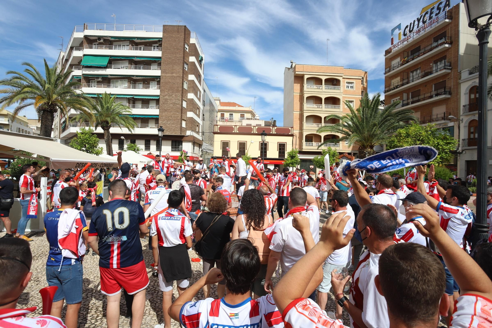 Ambiente de la afición del Algeciras en Almendralejo antes de la final por el ascenso.