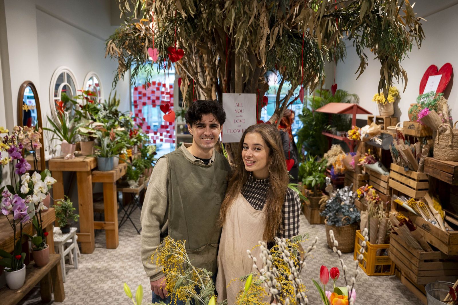 Sara y Manolo regentan la floristería El Patio, en pleno Paseo de Almería.