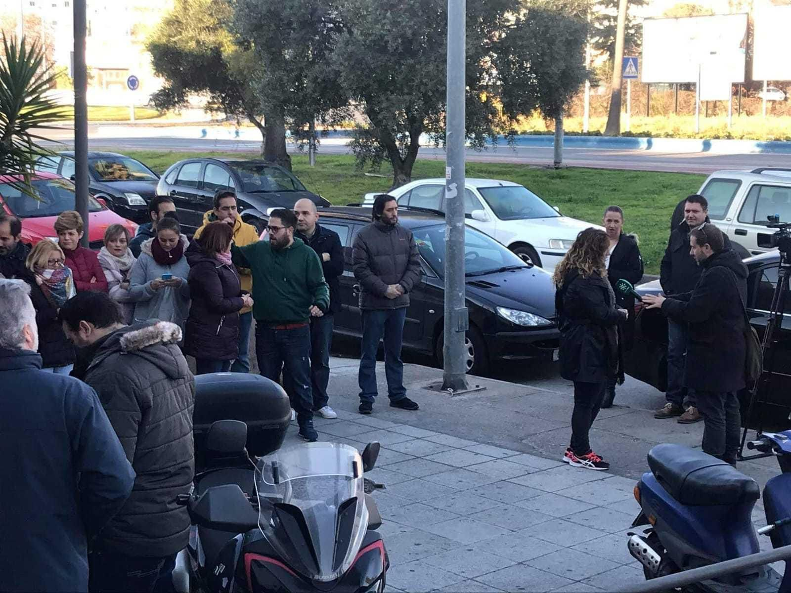 Trabajadores de Konecta Puerto, esta mañana a las puertas de la empresa.