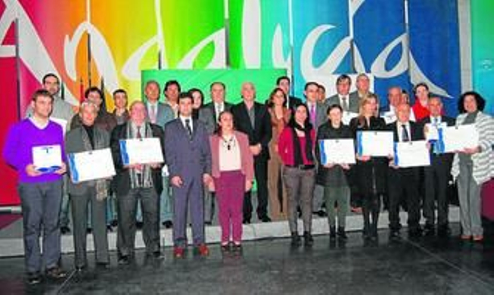 Luciano Alonso, Remedios Martel y Javier González de Lara posan con representantes de las empresas distinguidas, ayer.