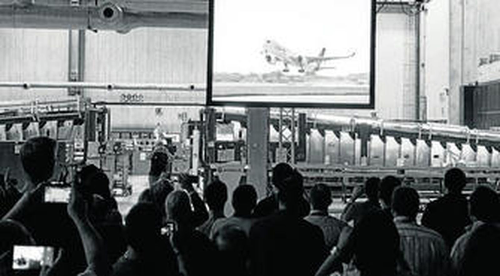 Momento en el que la plantilla de Airbus Puerto Real celebra el despegue del primer A350 en Francia.