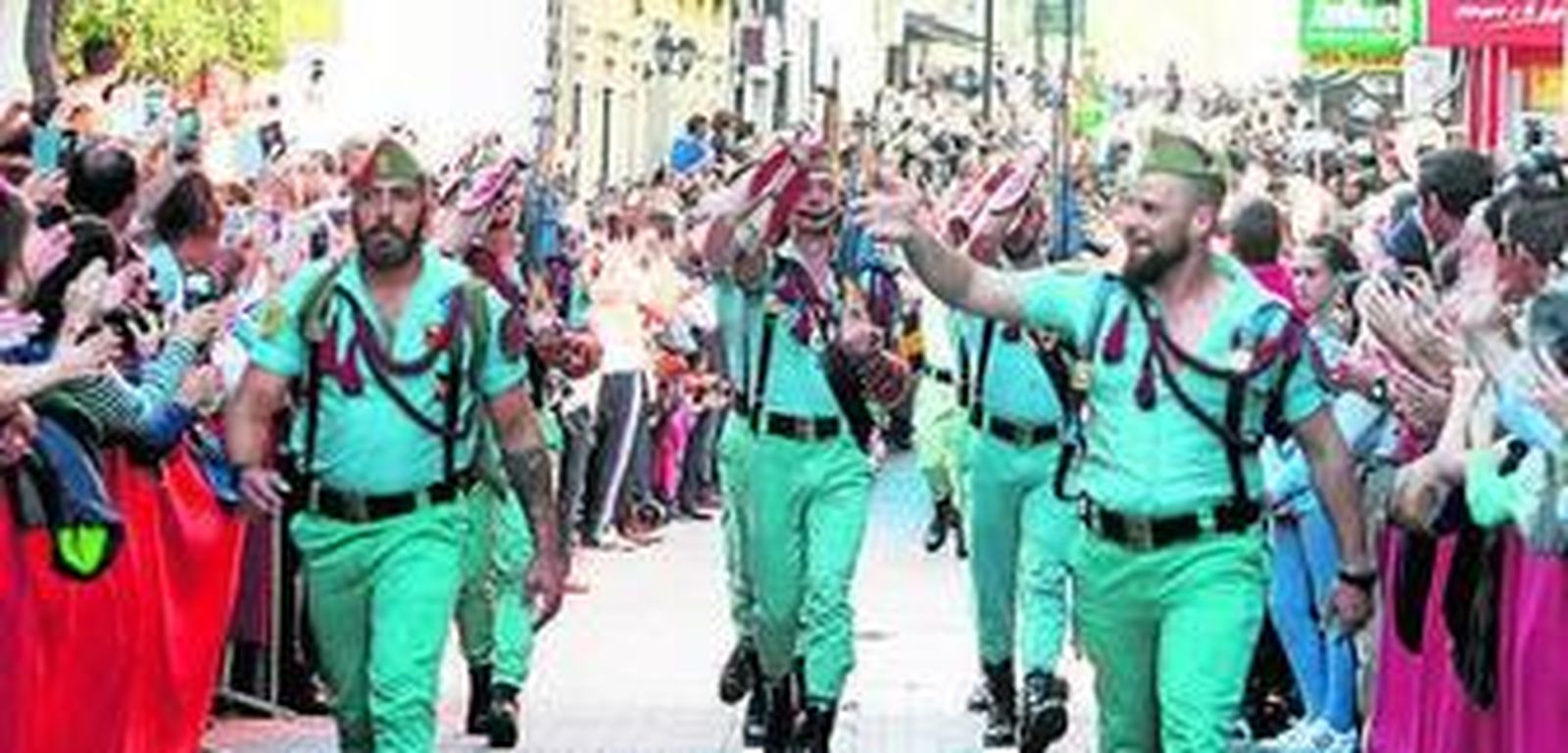 La Legión marcha el pasado Lunes Santo, en la calle Convento.