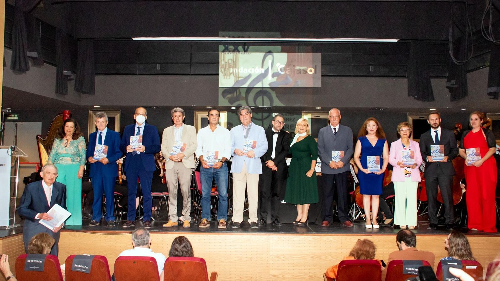 Foto de familia de los premiados.