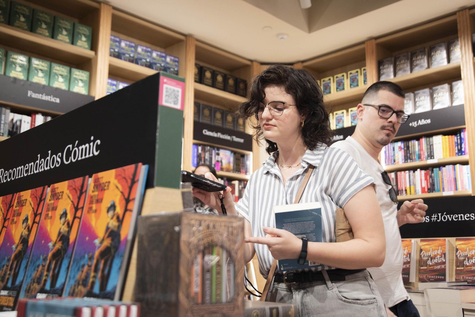 Las imágenes de la apertura de la Casa del Libro en el Centro Comercial Torrecárdenas de Almería