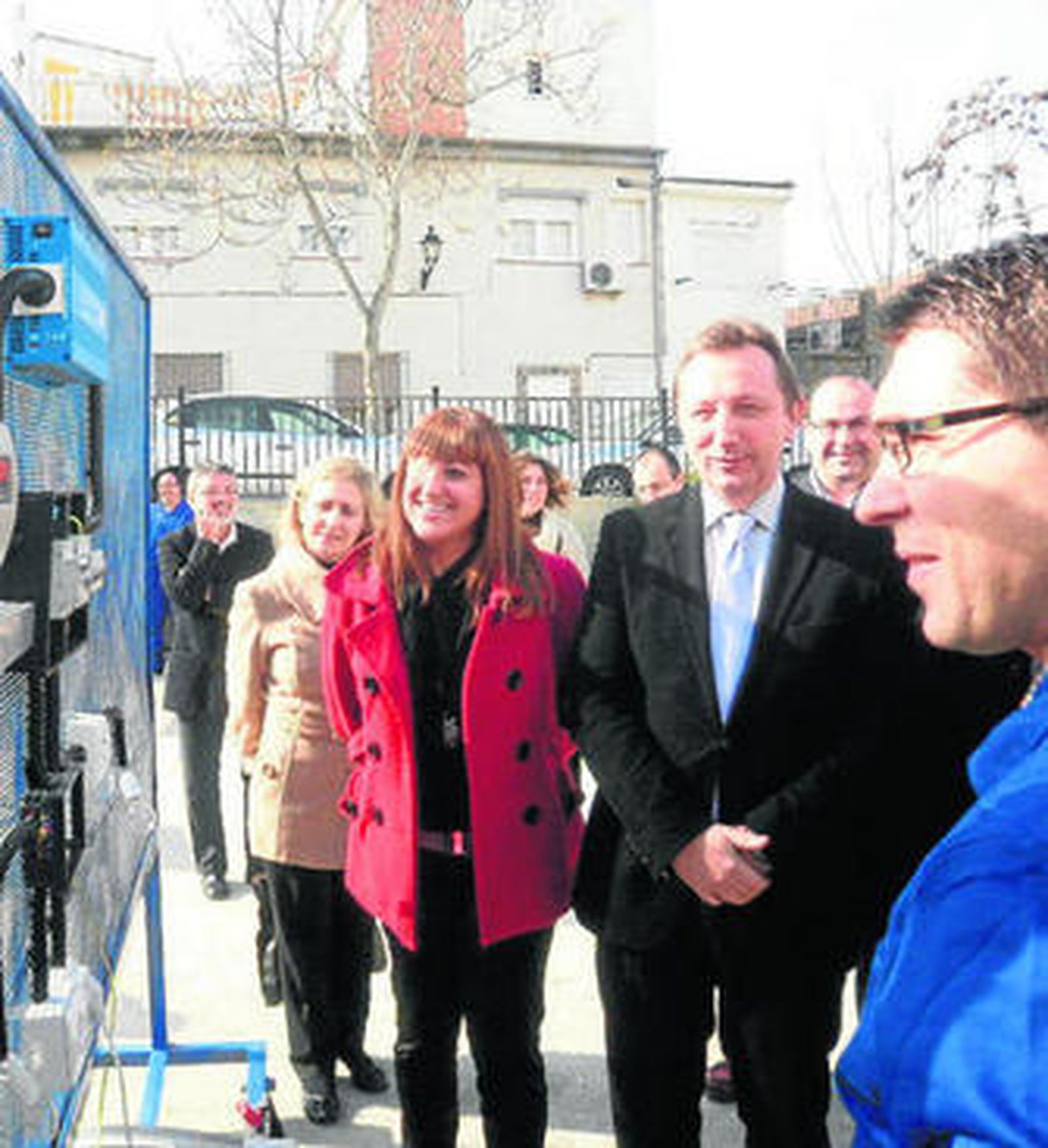 La delegada y el consejero de Empleo, en su visita a Atarfe.