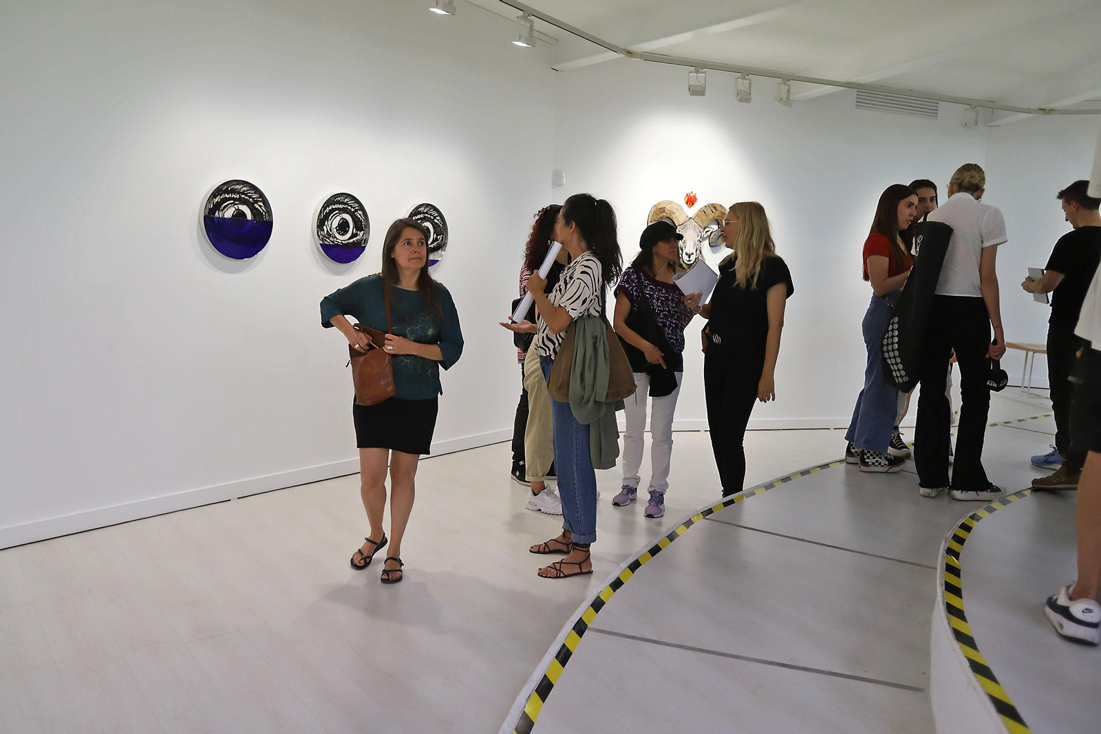 Imágenes de la exposición del artista onubense Wild Welva titulada 'El adiós, el comienzo y todo lo demás'.