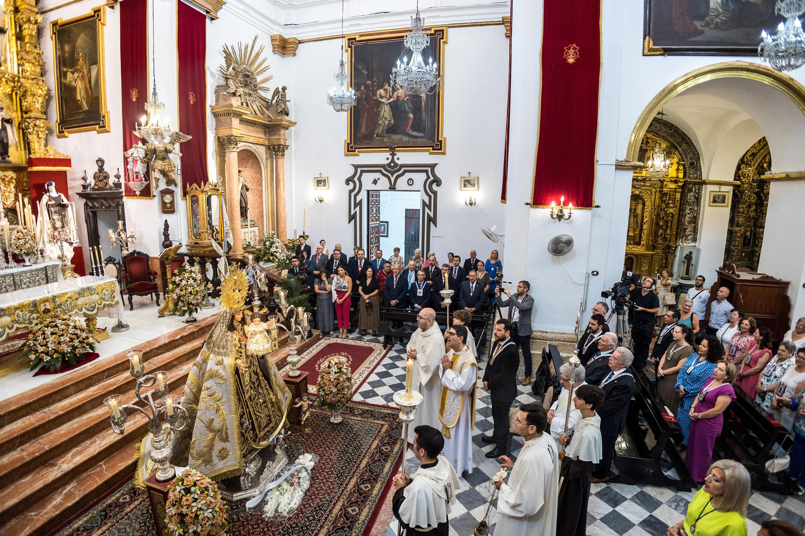 Las imágenes de la función y el besamanos a la Virgen del Carmen en San Fernando