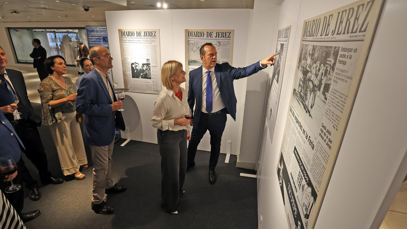 Imágenes de la exposición de portadas del Diario de Jerez en El Corte Inglés por los 40 años