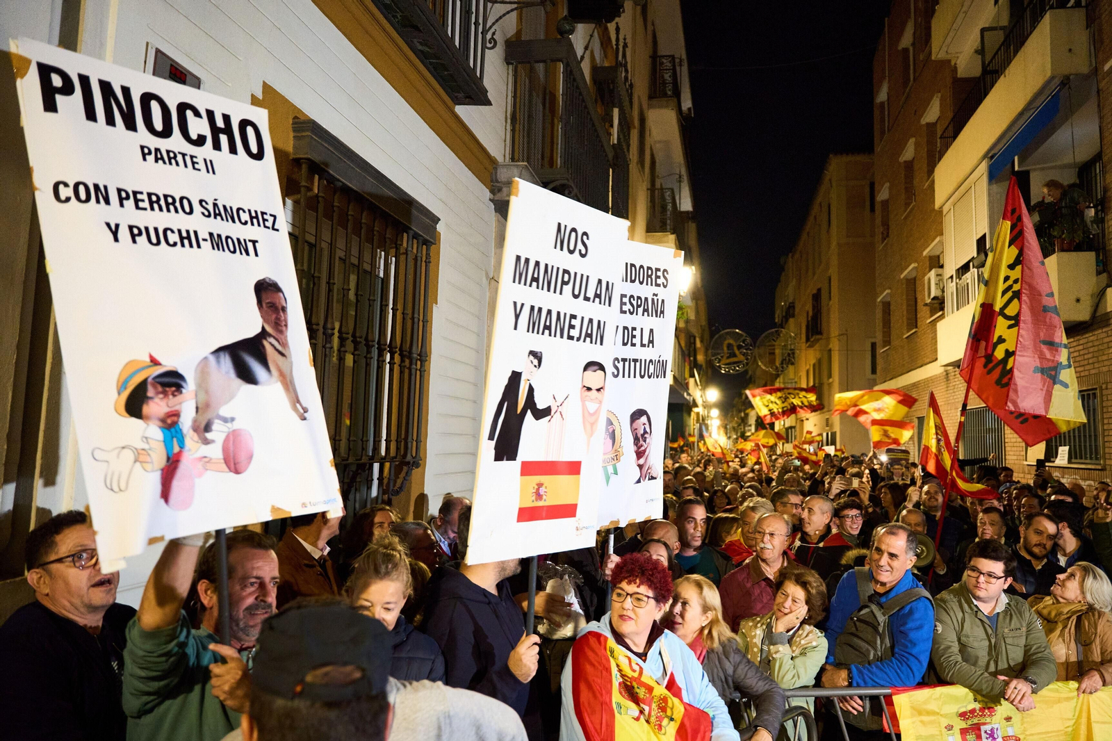 Manifestación contra la amnistía ante la sede del PSOE en Sevilla