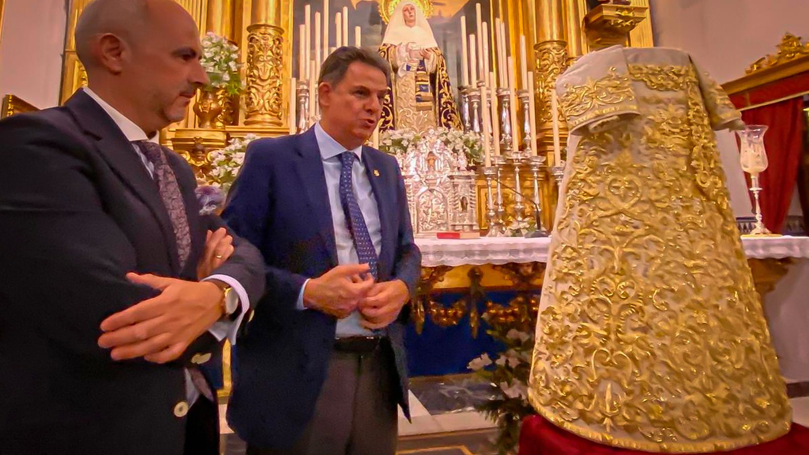 El bordador, Manuel Soleano, y el hermano mayor del Museo, José María Toro, junto a la saya