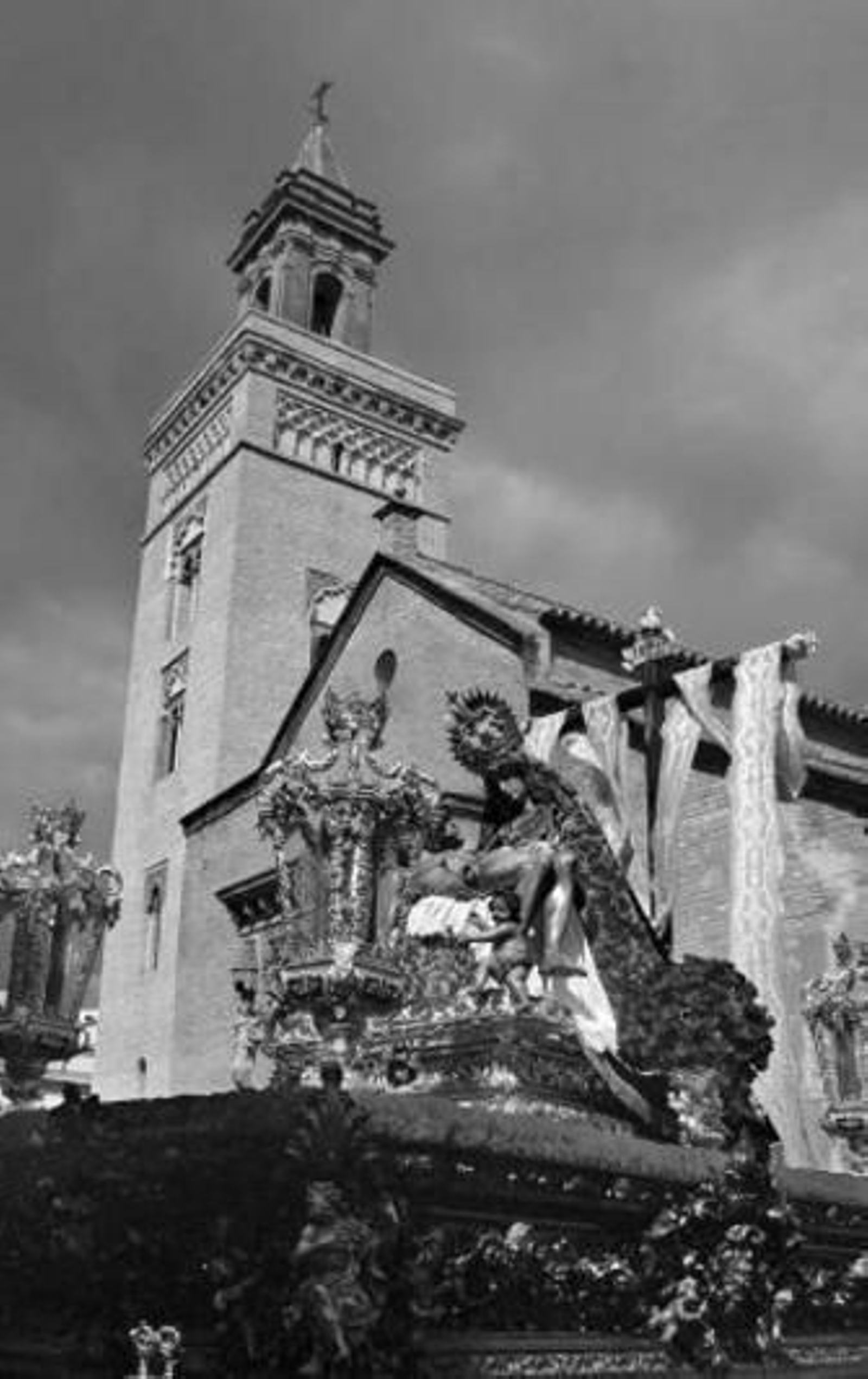 El paso de la Piedad cruza la Plaza de San Marcos.