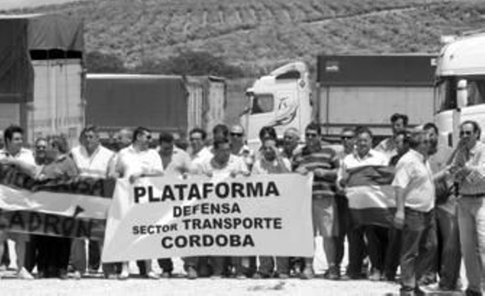 Miembros de la plataforma de autónomos, ayer en el lugar al que fueron desviados por la Guardia Civil. Miembros de la plataforma de autónomos, ayer en el lugar al que fueron desviados por la Guardia Civil.