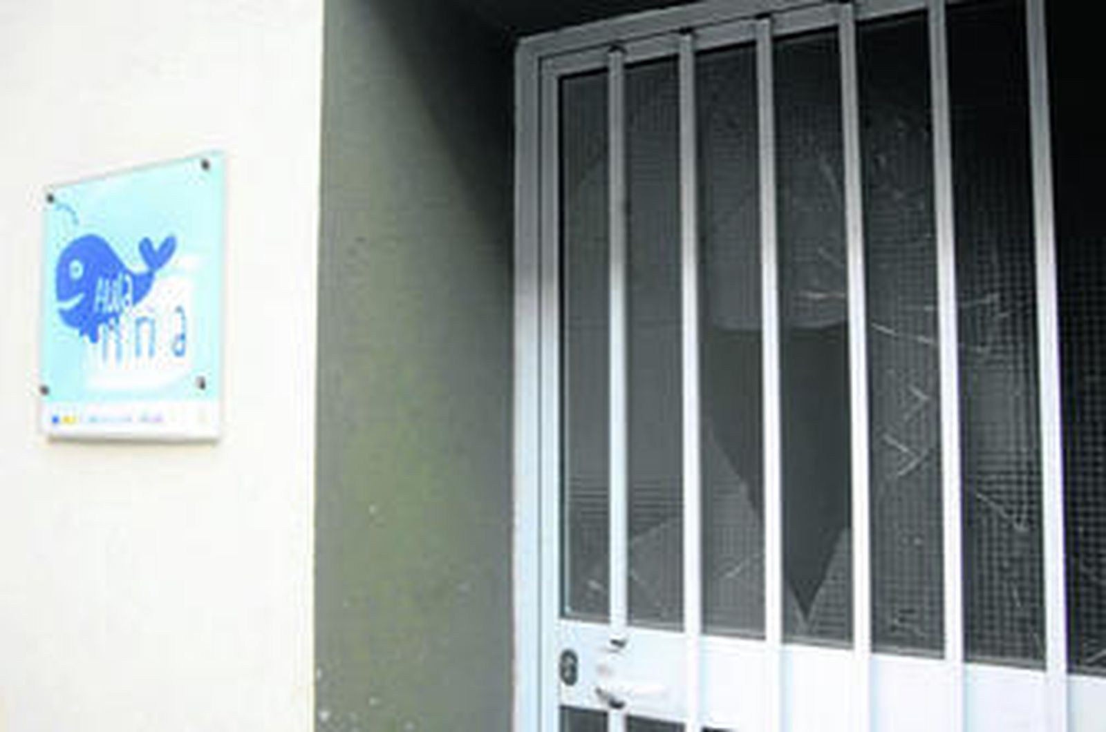 Imagen tomada ayer de los cristales de la puerta de acceso al Aula Marina.