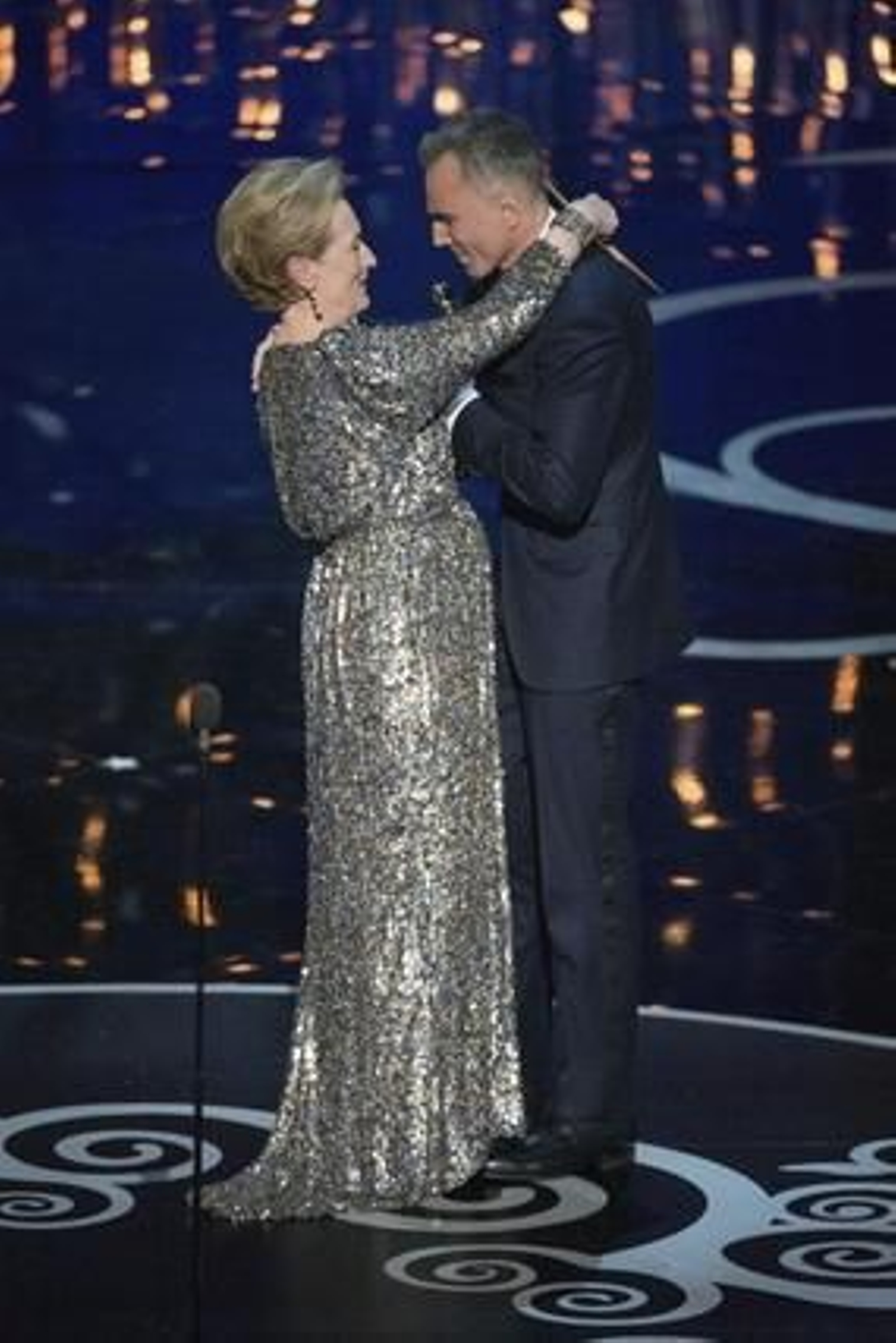 Daniel Day-Lewis recibe el Óscar al mejor actor por su interpretación en 'Lincoln' de manos de Meryl Streep.

Foto: EFE