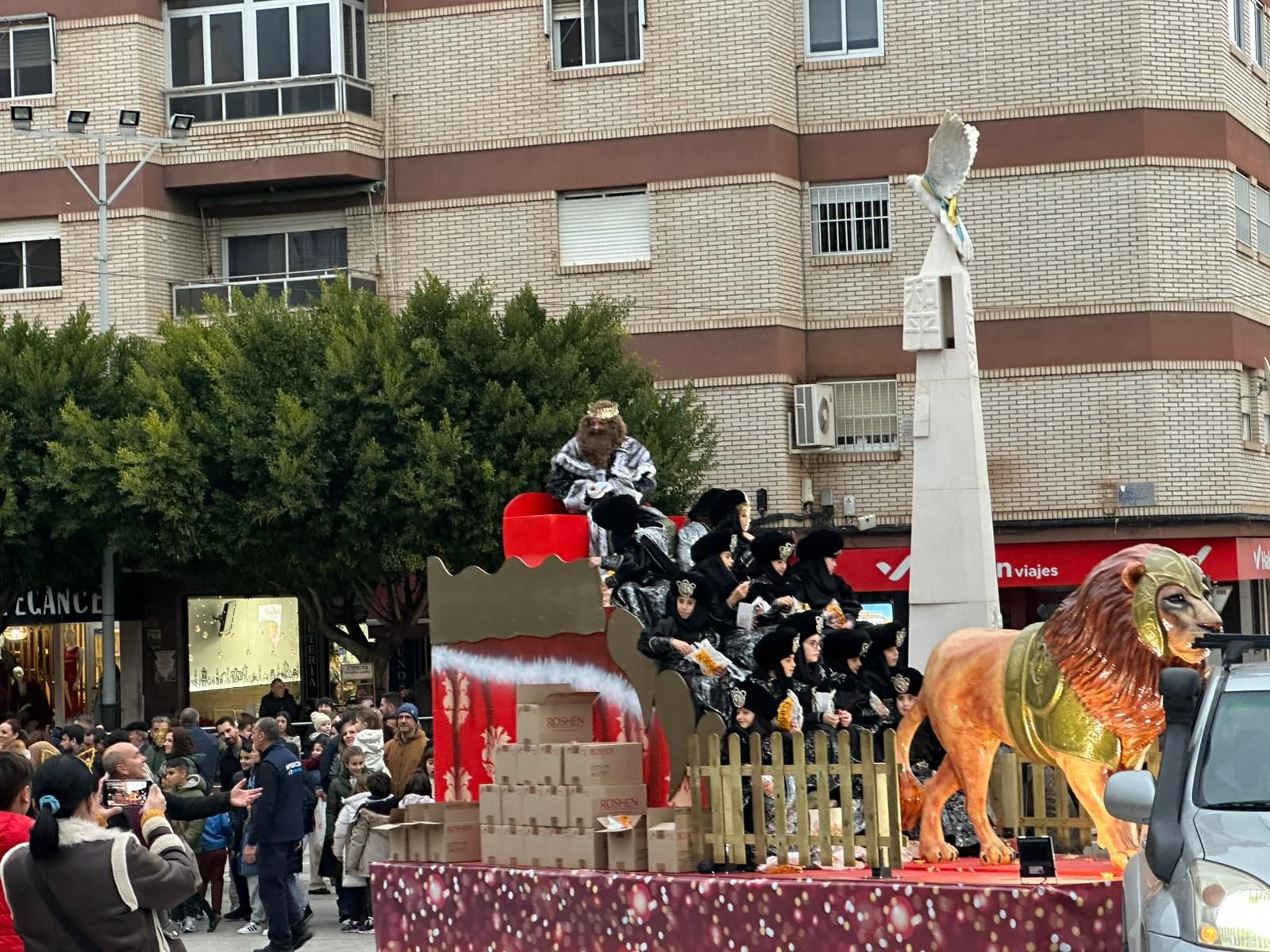 De la Residencia de Mayores a las calles: imágenes del paso de los Reyes Magos por Huércal-Overa