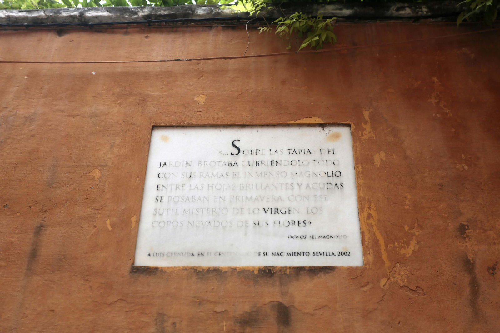 Placa cerámica de Luis Cernuda, en la calle Judería