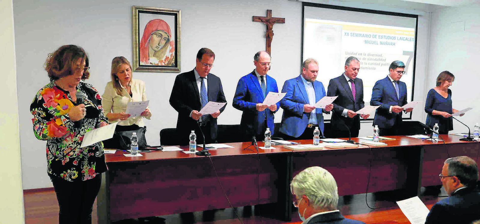 e izquierda a derecha, Rocío del Nido, Cristina Pélaez (Vox), Juan Carlos Cabrera (PSOE), Enrique Belloso (moderador), Manuel Palma (decano de Teología), José Luis Sanz (PP), Álvaro Pimentel (Ciudadanos) y Rosalía Abad (Podemos).