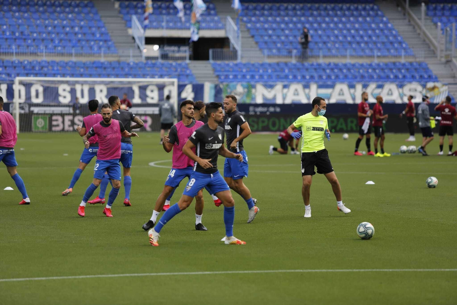 Galería del calentamiento del Málaga-Huesca.