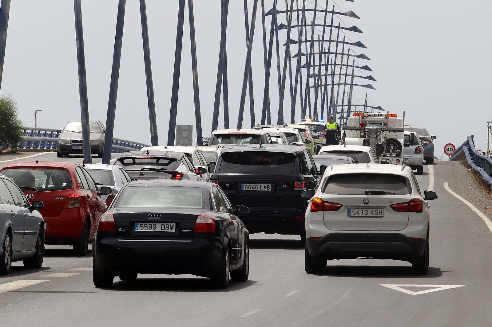 Imágenes de las retenciones provocadas por un accidente en el puente del Odiel