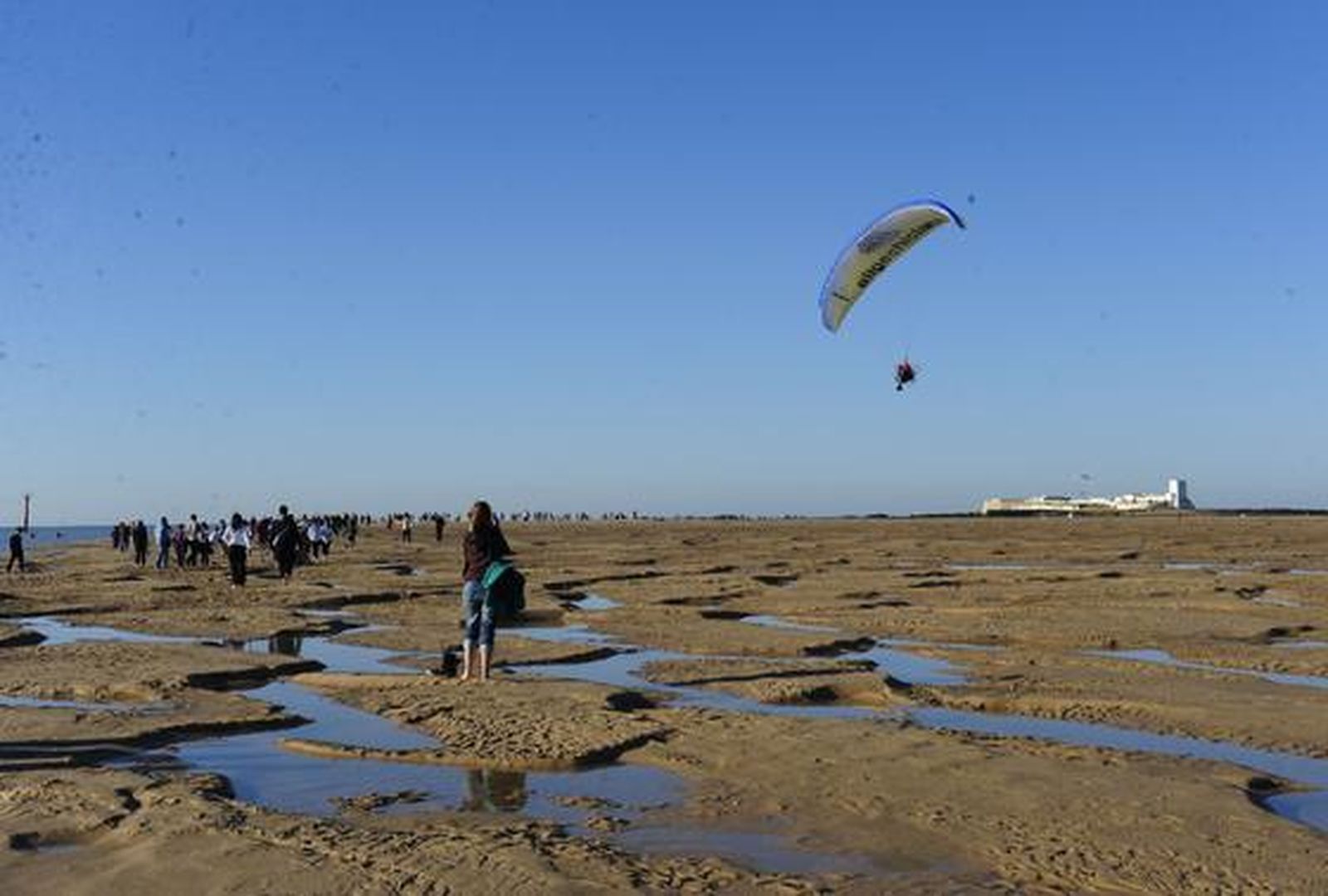 Durante la mañana en la playa de Camposoto, se han reunido cientos de personas para disfrutar la marea./Elías Pimentel

Foto: Elias Pimentel