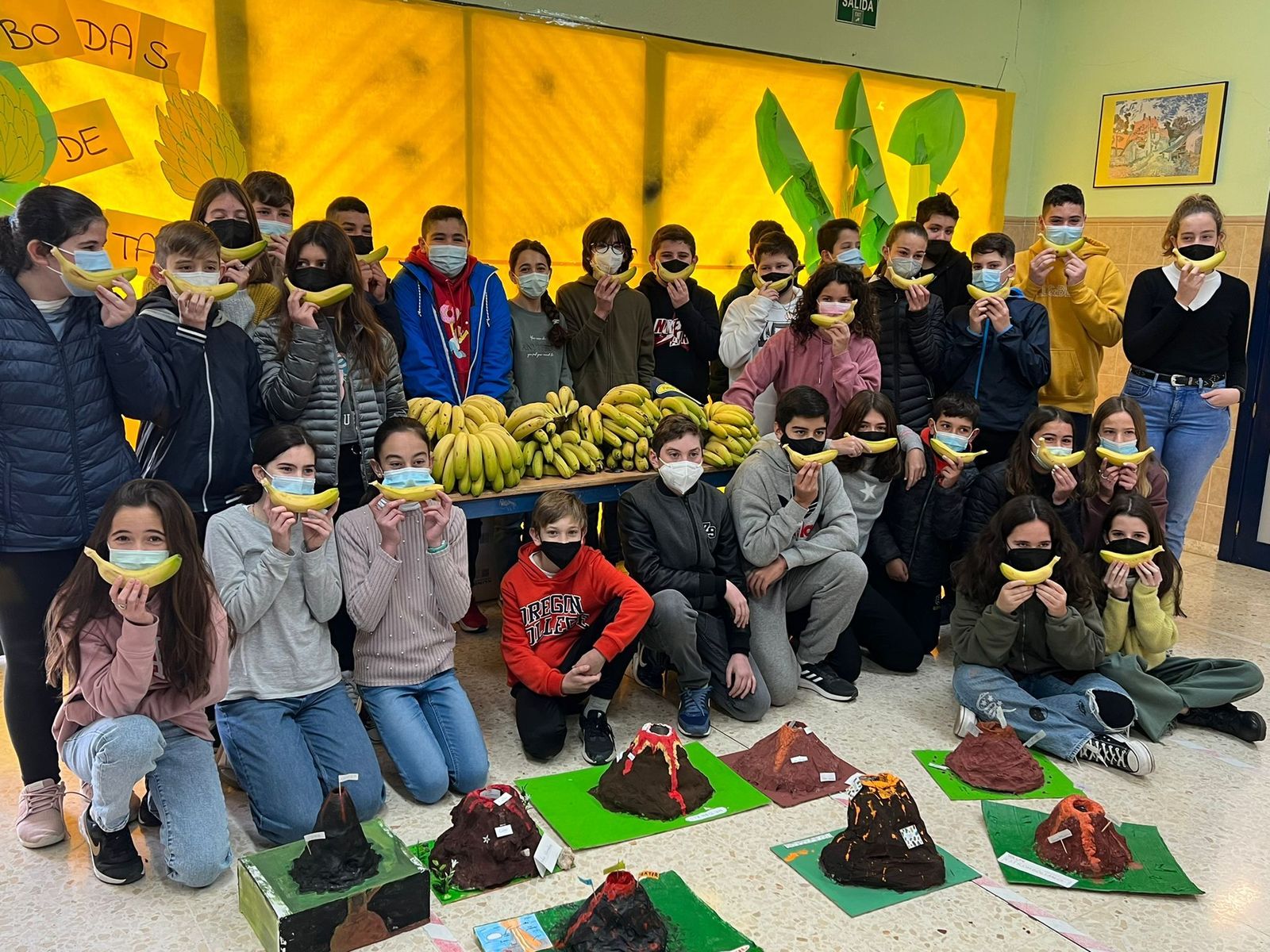 Los alumnos, con el plátano solidario.