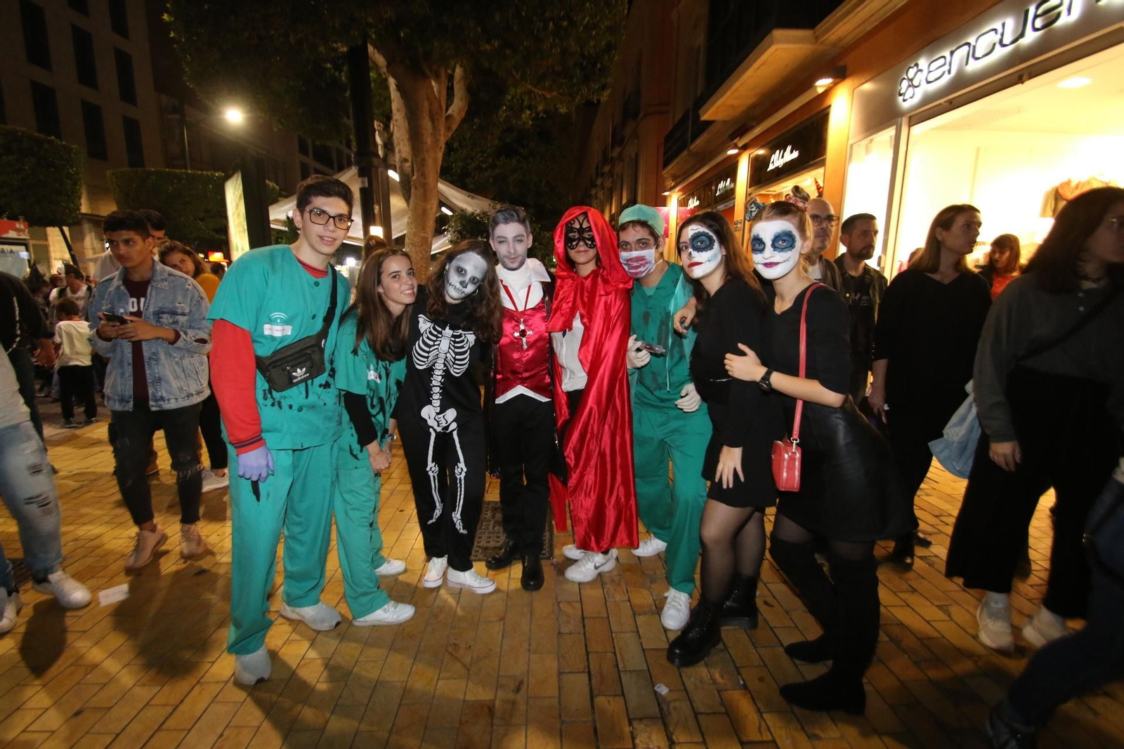 El Paseo de Almería se convierte en el Pasaje del Terror en la Noche en Negro
