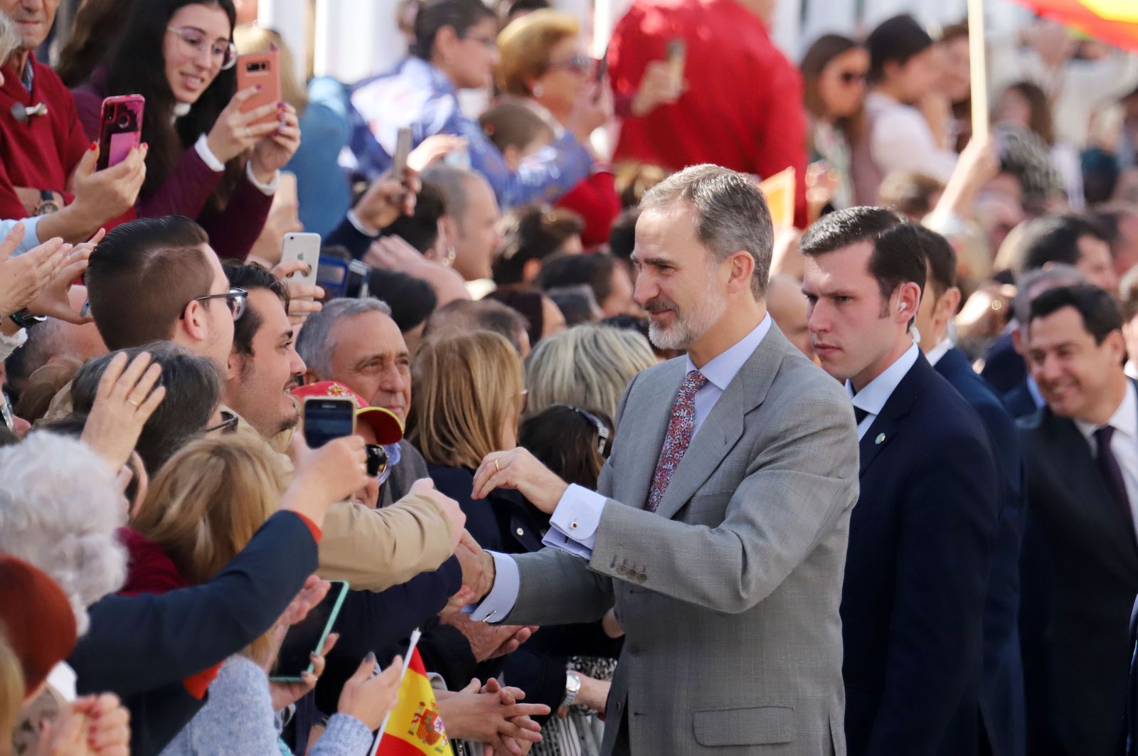 Imágenes de Don Felipe y Doña Letizia arropados por el cariño de los almonteños