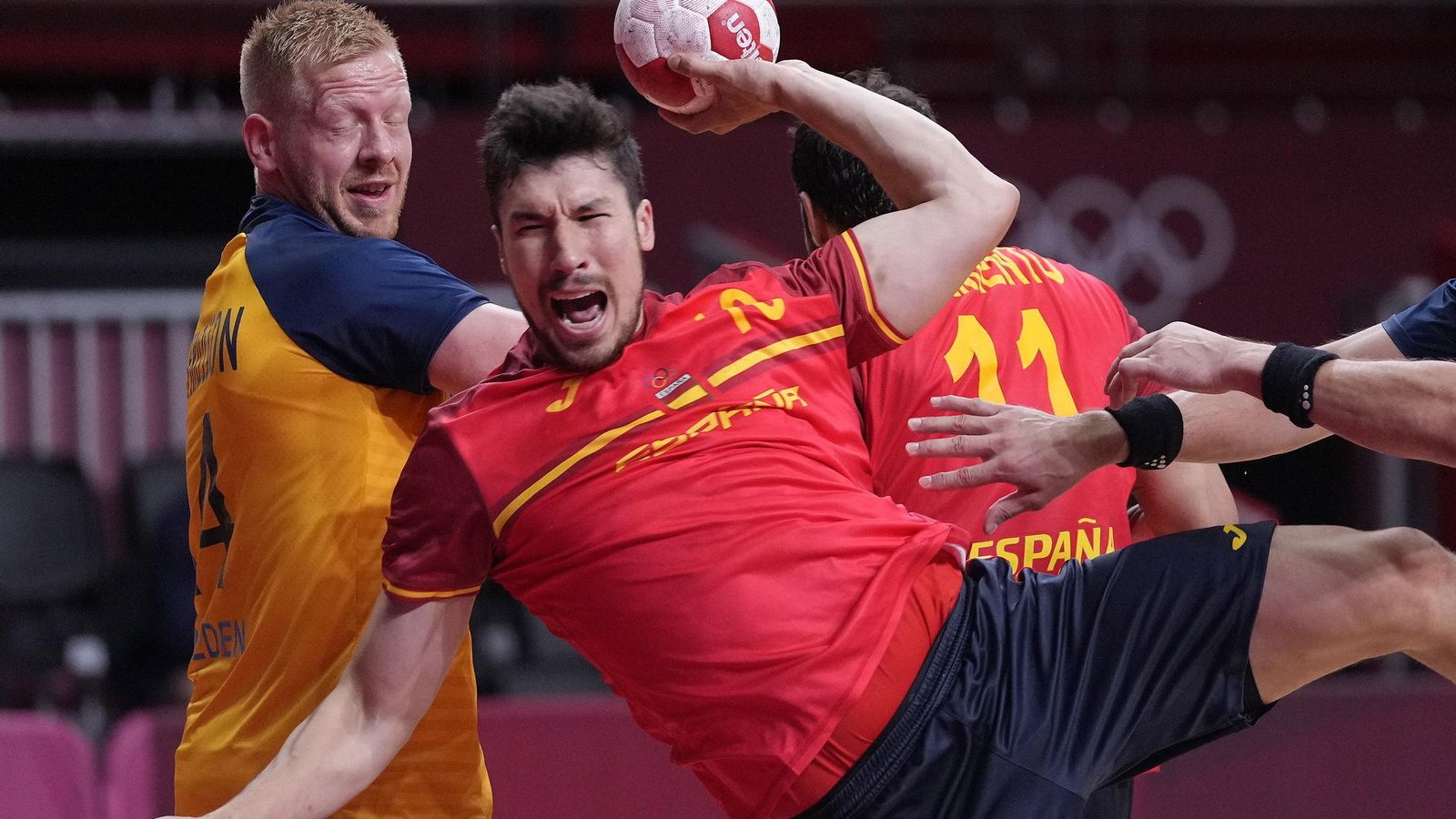 Álex Dujshebaev, uno de los mejores de España, dispara a portería.