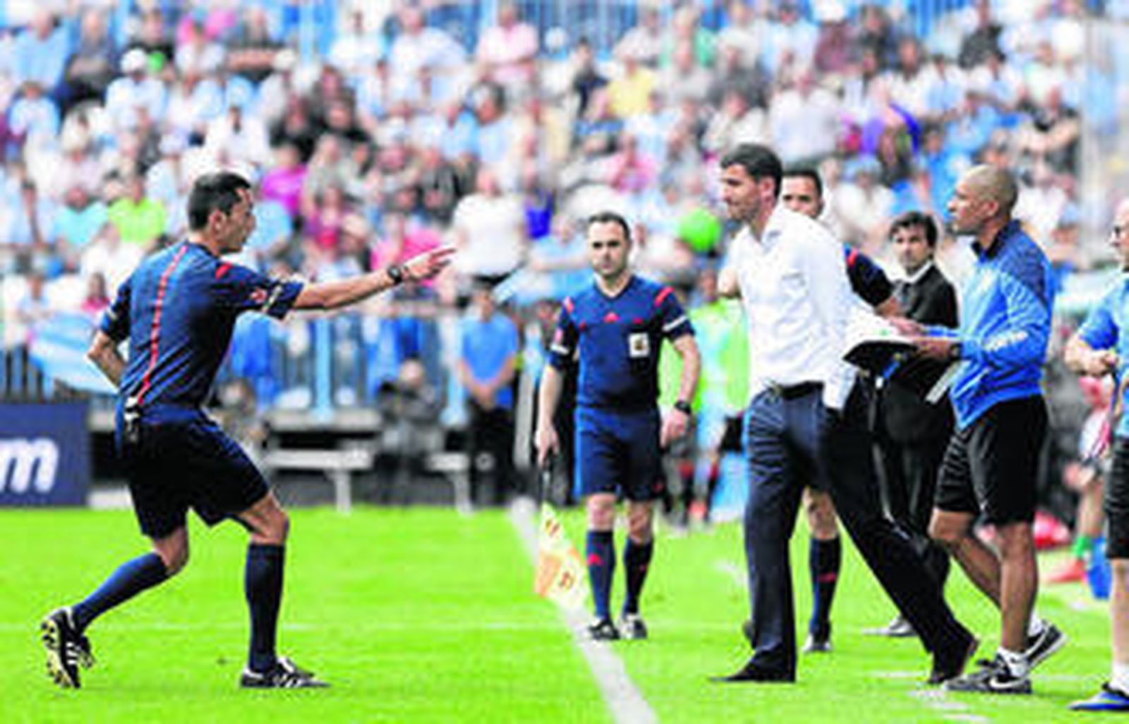 Sánchez Martínez señala a Gracia durante el pasado Málaga-Ahtletic.