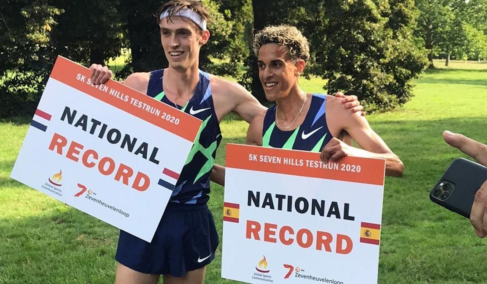 Ouassim Oumaiz posa con un compañero después del récord nacional.