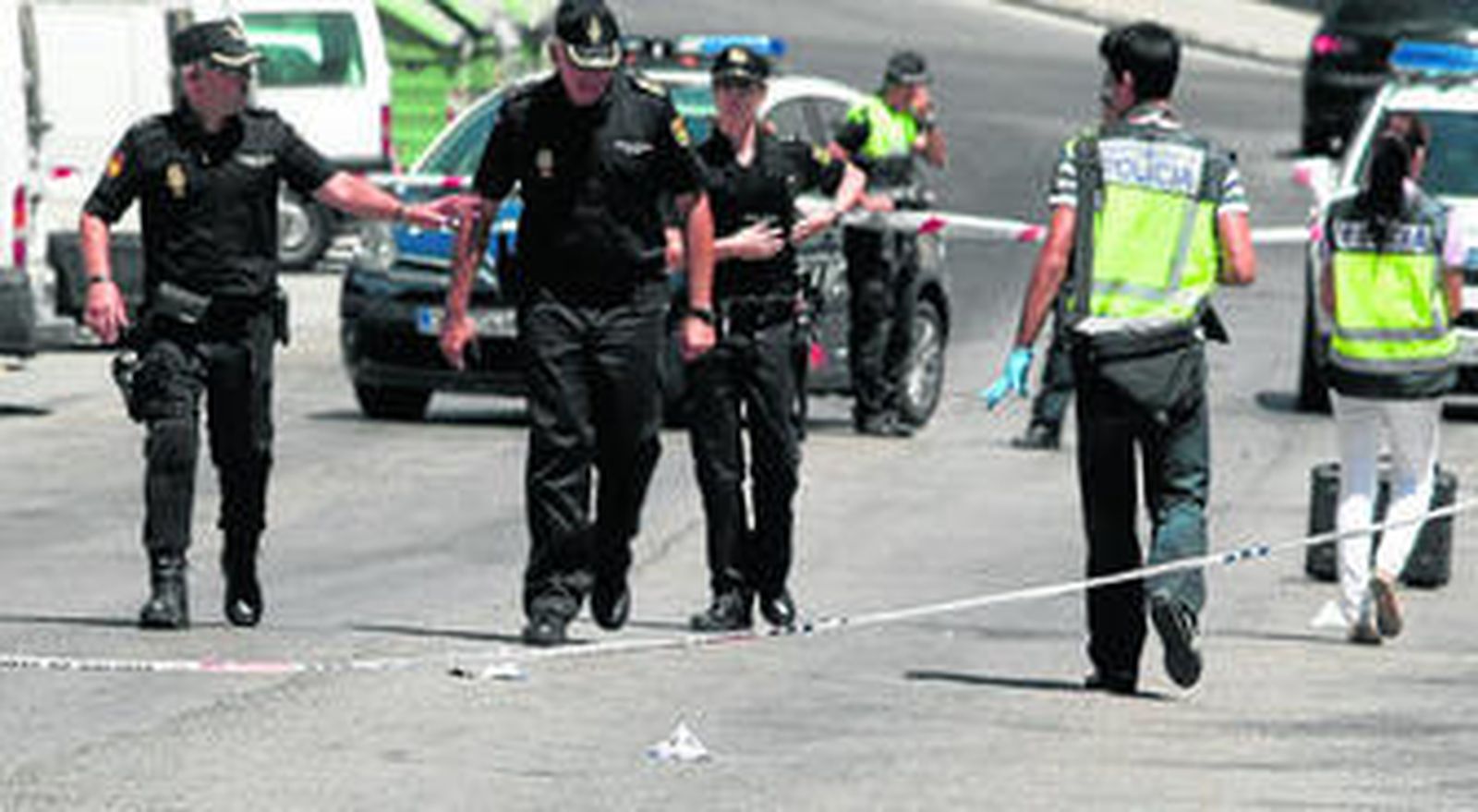Agentes de Policía Nacional y Científica en el interior de la zona acordonada en la tarde de ayer.