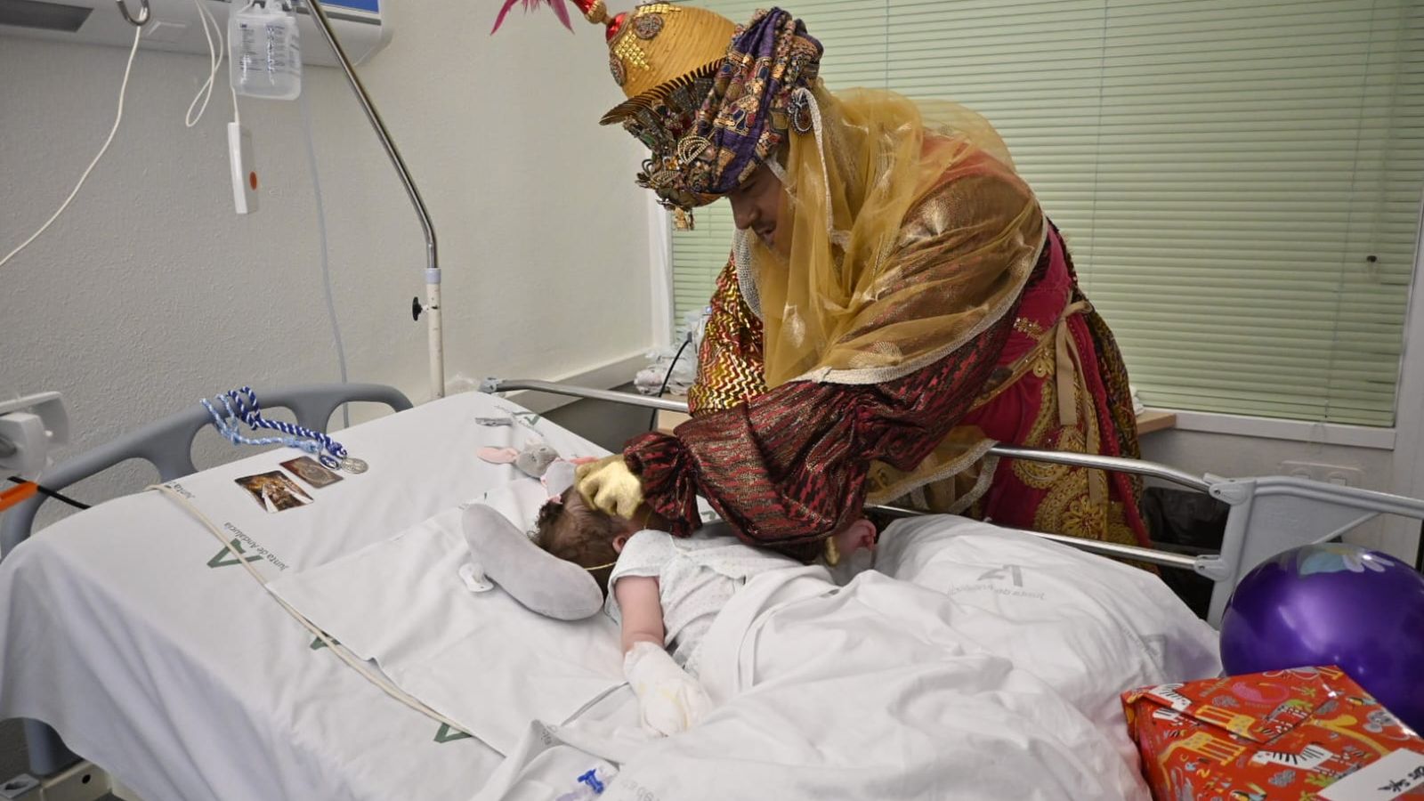 Los niños del Hospital Juan Ramón Jiménez de Huelva reciben la visita de los Reyes: las fotografías del emotivo momento