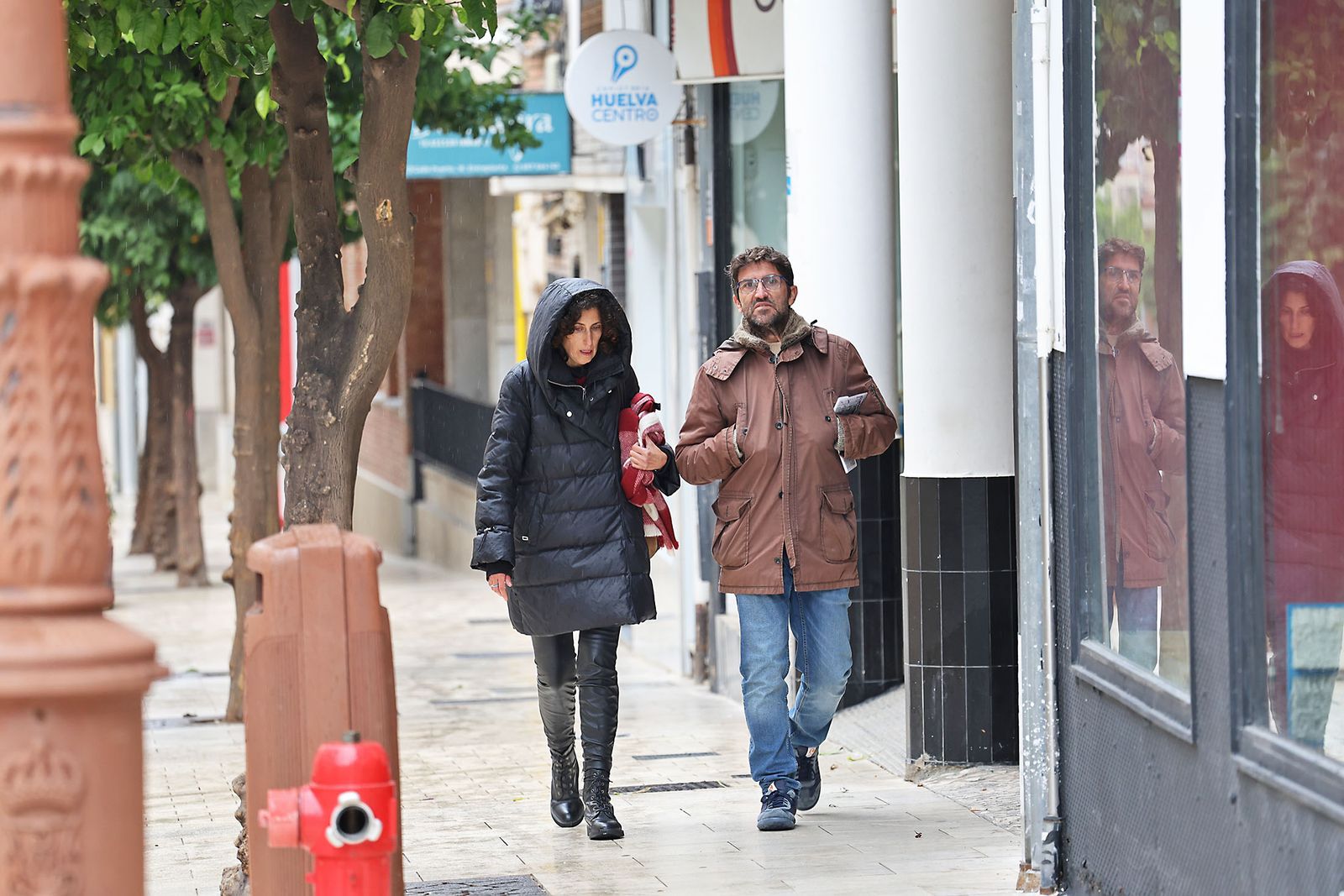 Las calles de la ciudad se inundan de paraguas en la invernal mañana de sábado