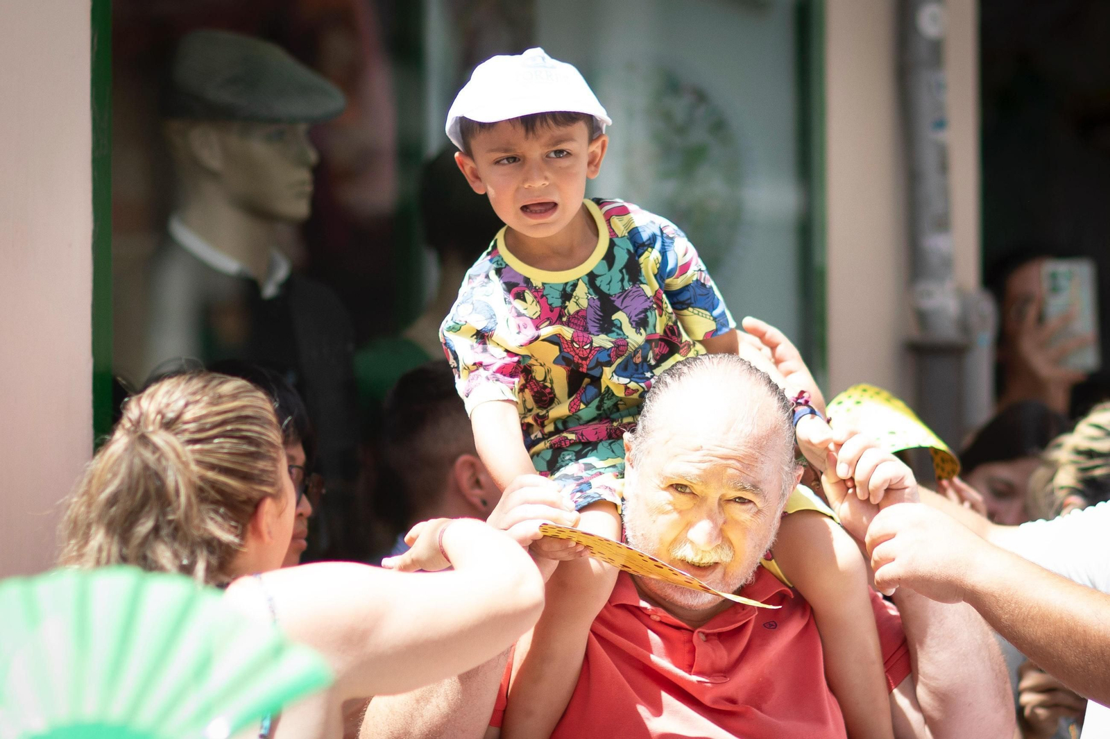 Las mejores imágenes del recorrido de la Tarasca por las calles de Granada