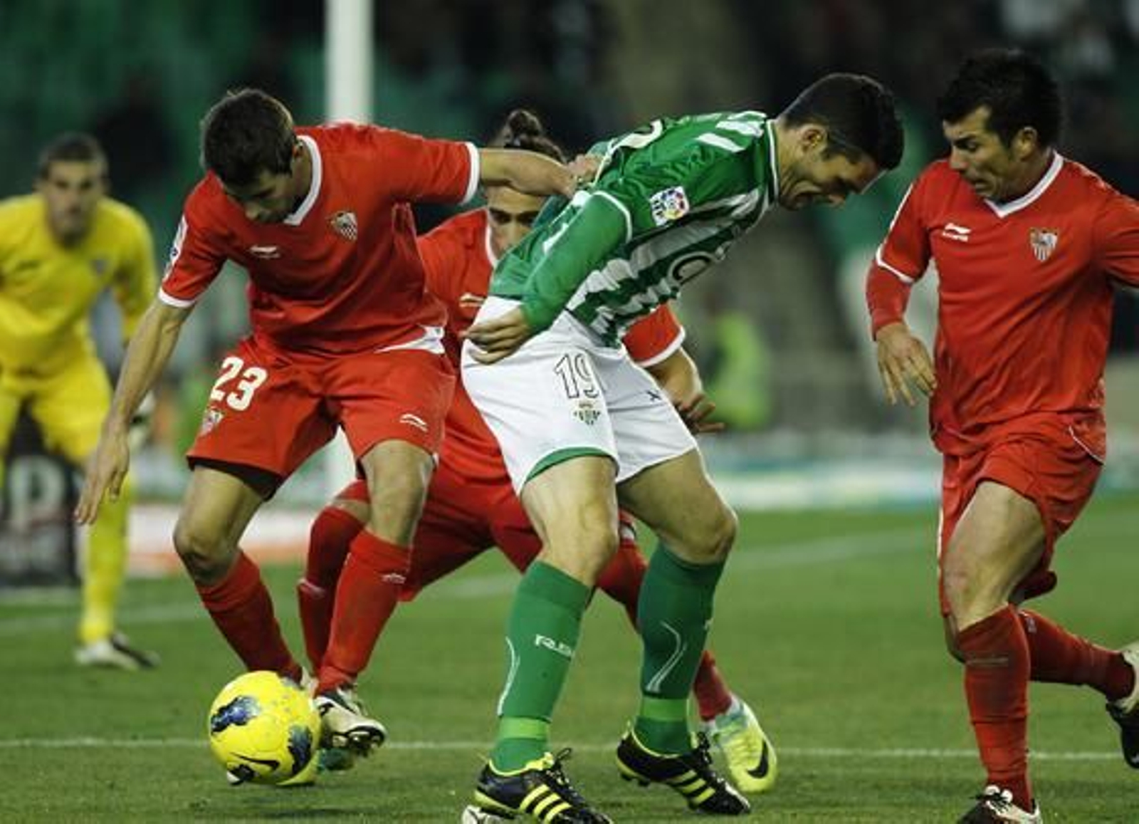 Betis y Sevilla empatan en el Benito Villamarín (1-1). / Antonio Pizarro