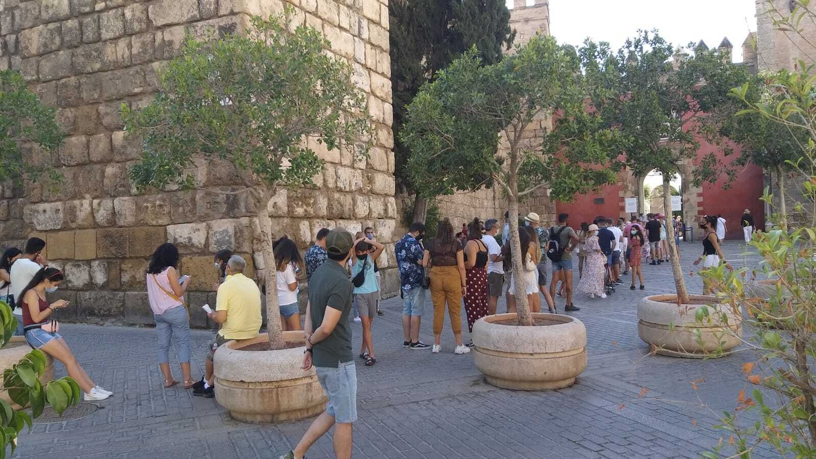 Cola en la Puerta del León este martes 4 de agosto.