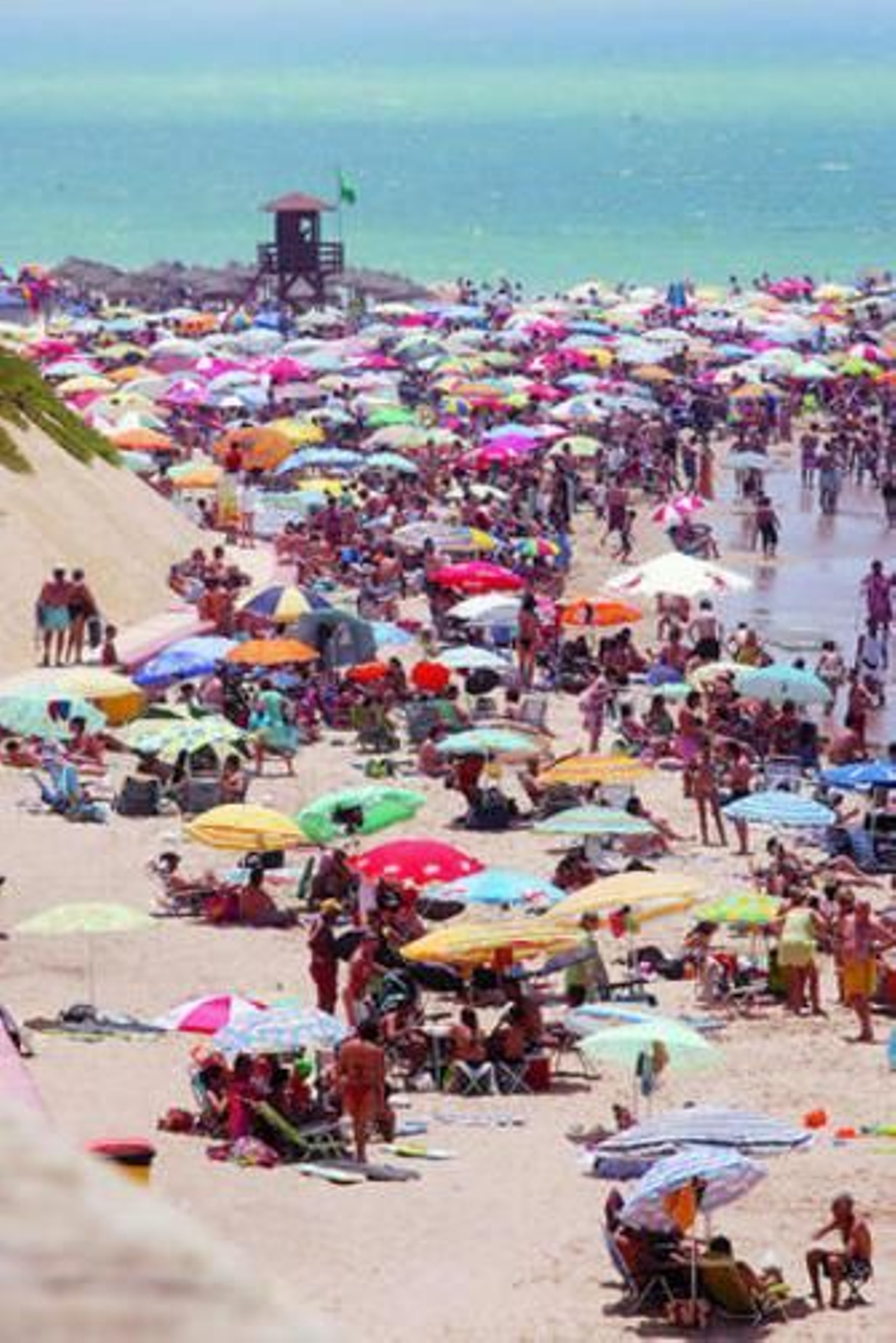 Muchas personas acudieron ayer a las playas de la ciudad, como a Santa María del Mar.