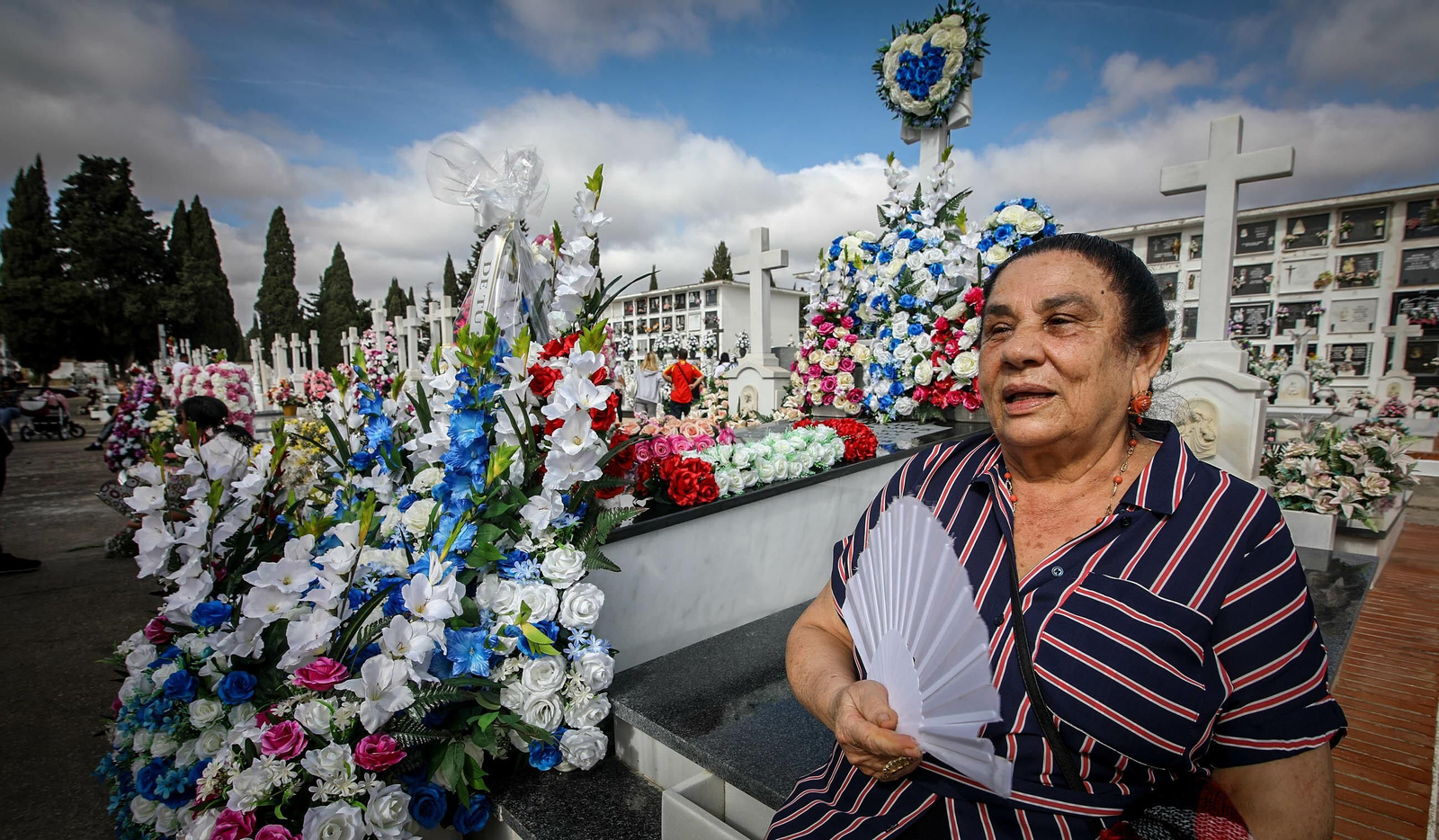 Día de todos los Santos en el cementerio