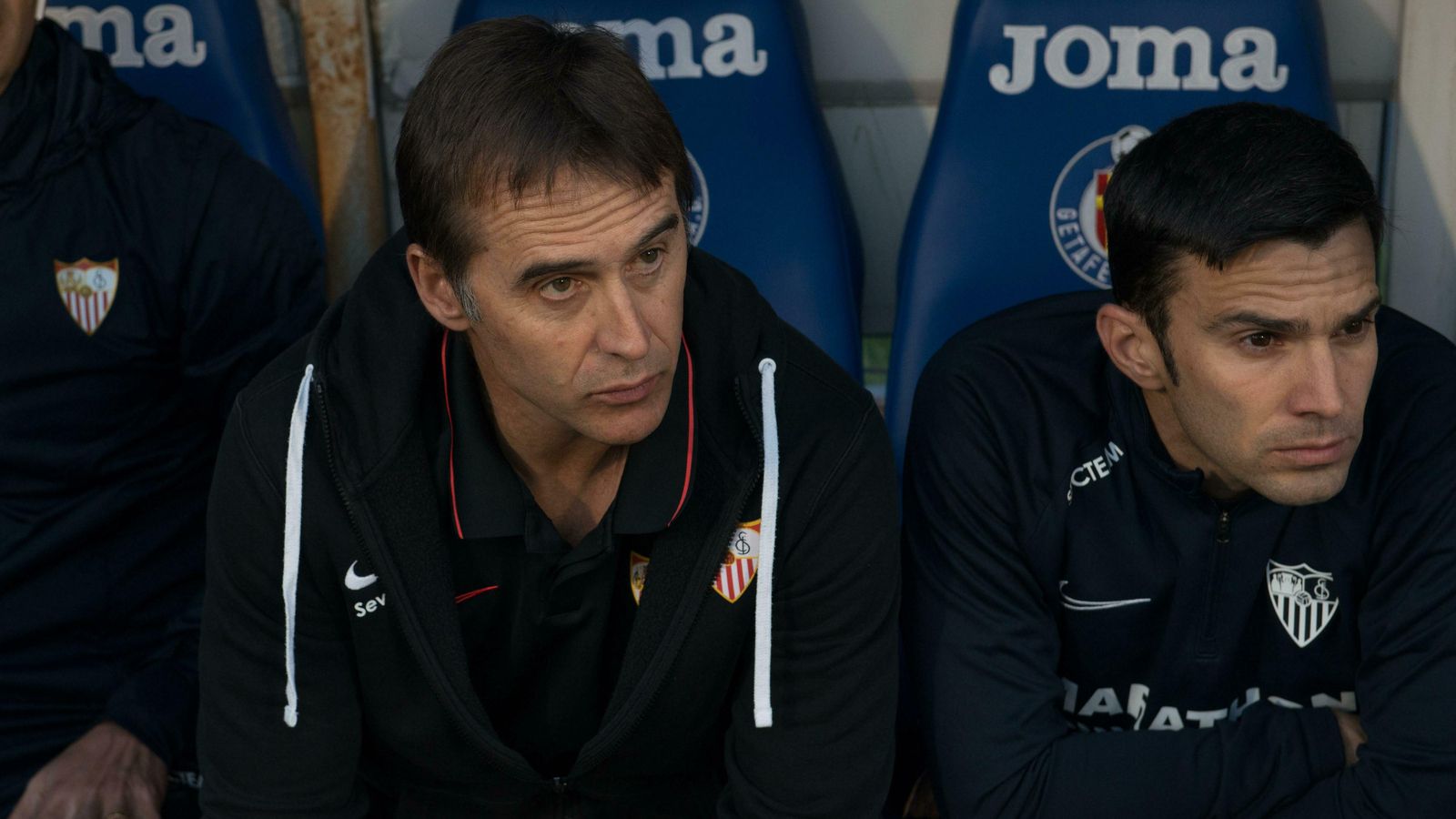 Julen Lopetegui junto al preparador físico, Óscar Caro, en el banquillo visitante de Getafe.