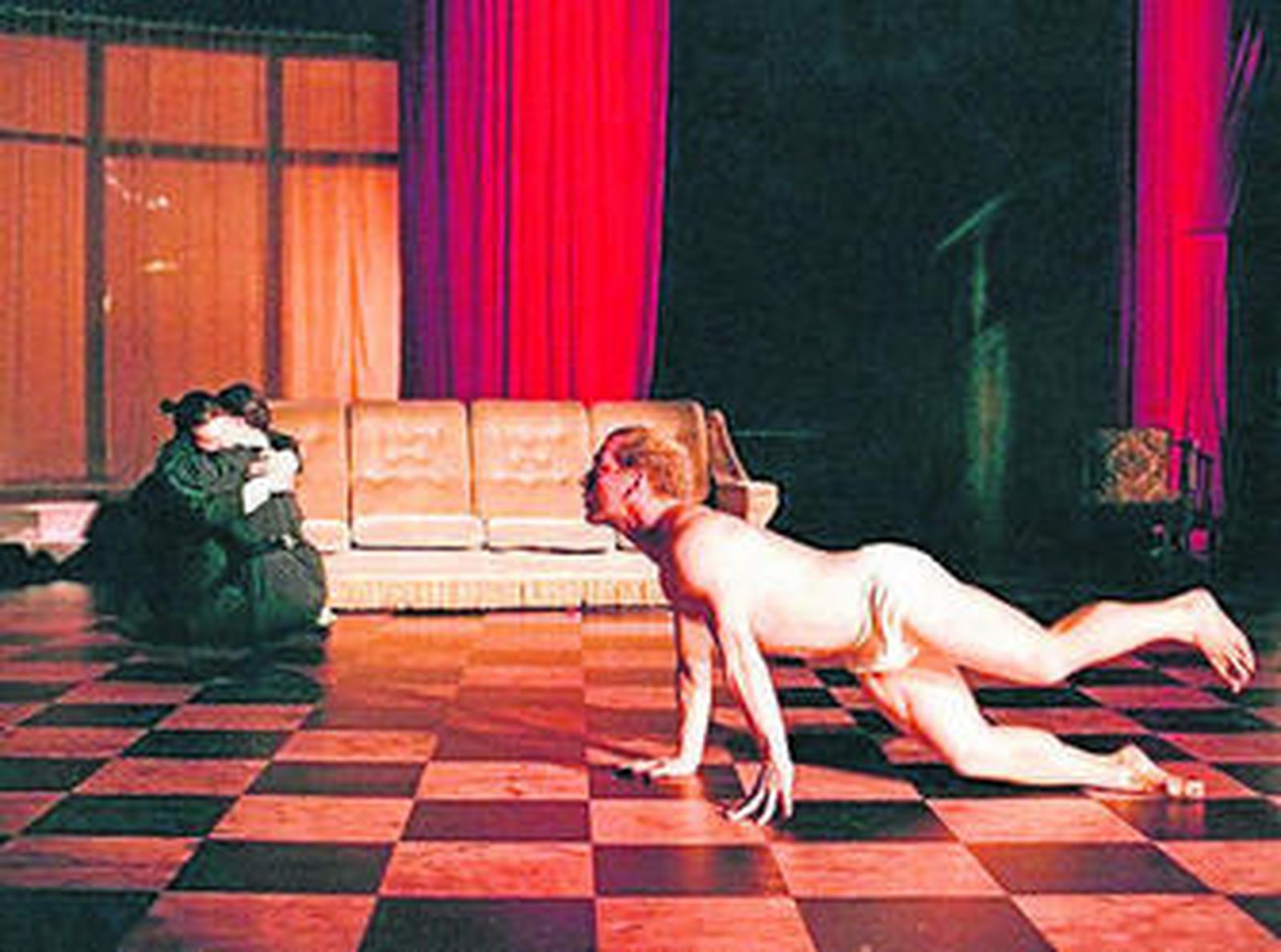 En 'A Louer', los siete bailarines realizan virtuosas danzas.