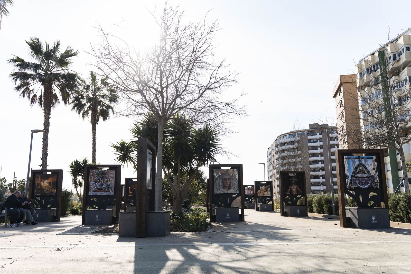 Exposición "La otra mirada" de los Fotógrafos Cofrades de Almería Focoal, en imágenes