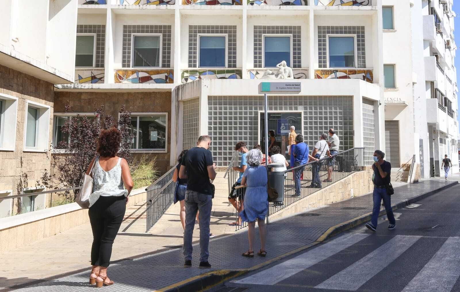 Colas en el acceso al centro de salud Cayetano Roldán, en una imagen de archivo.