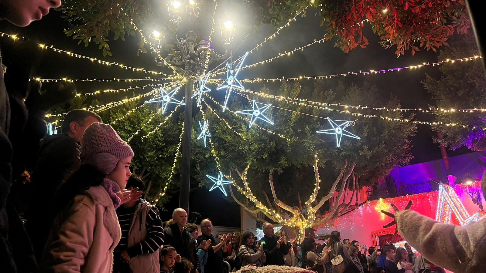 Fernán Pérez acogió el encendido del alumbrado navideño.