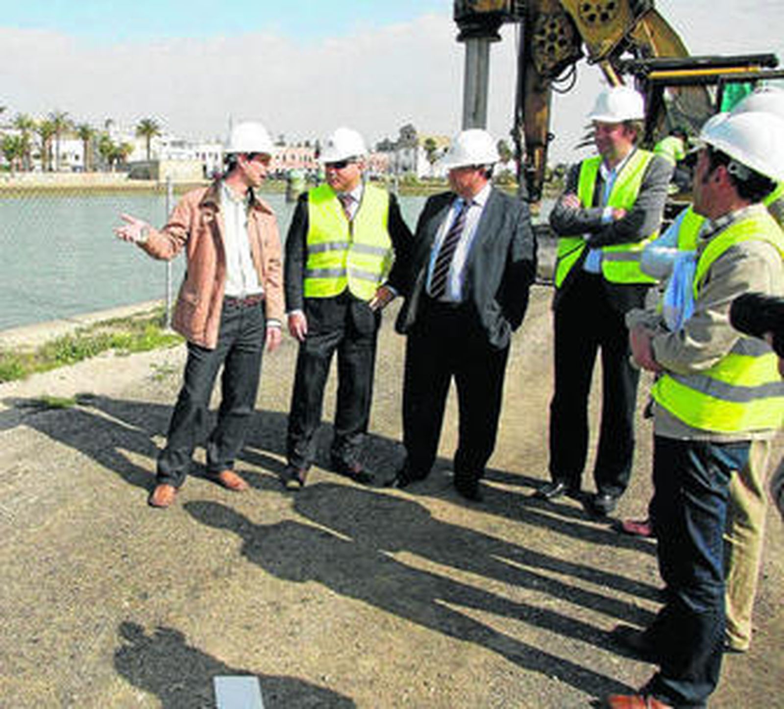 Personal de Gyocivil, en marzo de 2012 en El Puerto junto a Moresco durante la construcción de la pasarela.