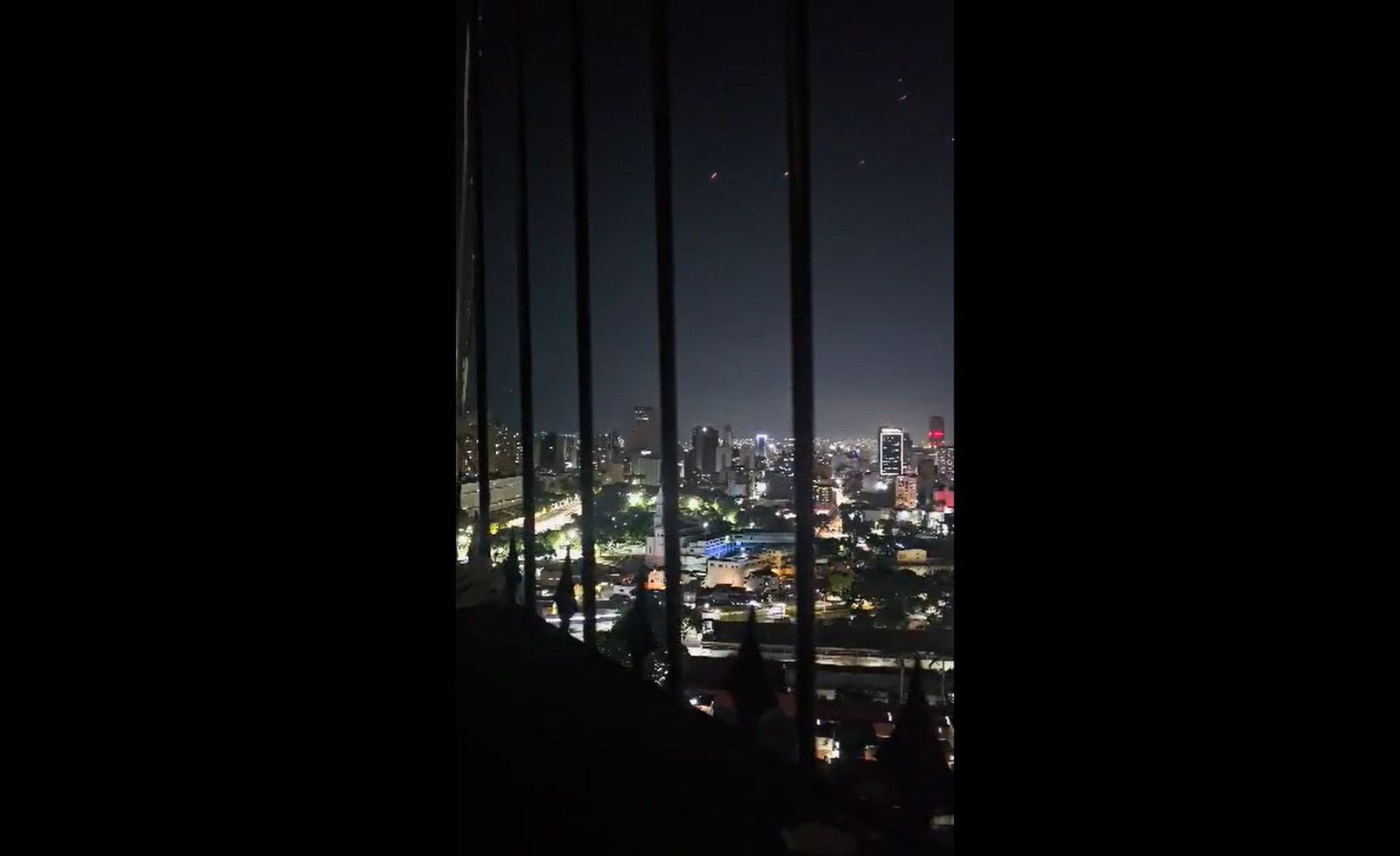 Los alrededores del Palacio de Miraflores, de noche.