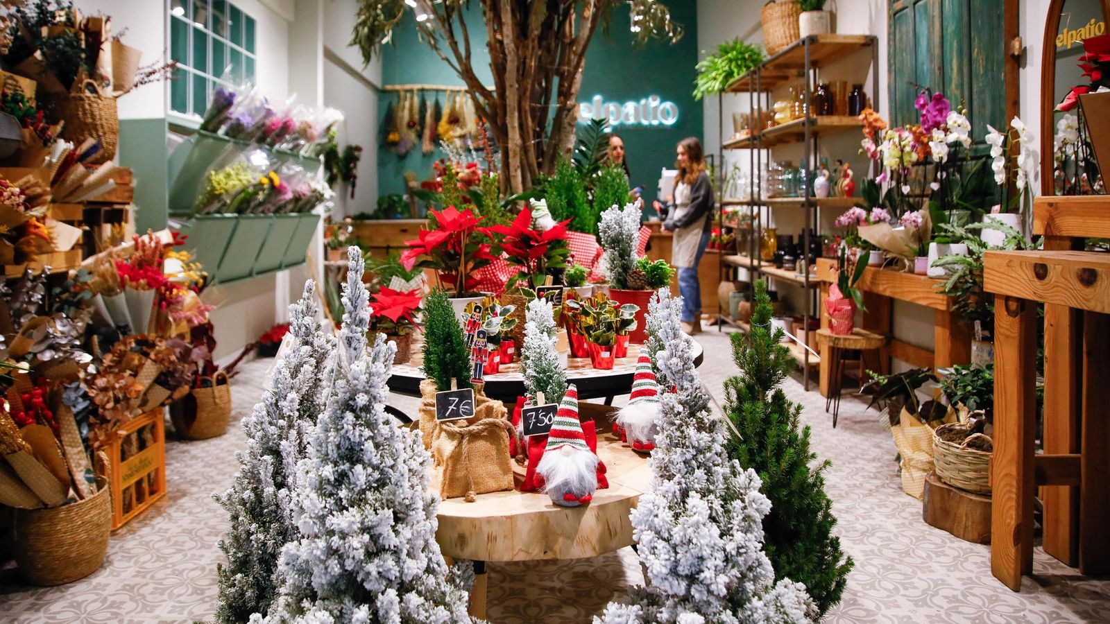 Interior de la floristería, con un sinfín de plantas y composiciones diseñadas exclusivamente para estas fiestas