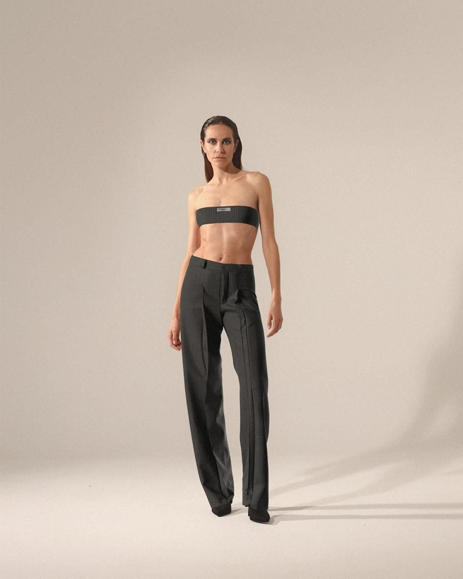 Fotos de Brisa Fenoy con prendas creadas digitalmente para la campaña de ‘Black Venue’